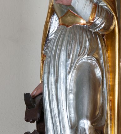 Zdjęcie nr 7: Nastawa ołtarzowa architektoniczna, jednoosiowa, jednokondygnacyjna ze zwieńczeniem. Ołtarz prostopadłościenny, drewniany z drewnianą mensą i z marmurowym portatylem. Antepedium w formie prostokąta ujętego profilowaną ramą. W polu marmoryzowana płycina o narożach zdobionych płaskorzeźbioną dekoracją roślinną złożoną z liści akantu oraz nałożonymi na siebie łacińskim krzyżem z kotwicą i gorejącym sercem oplecionym wicią z róż w polu. Tabernakulum w kształcie prostopadłościennej skrzynki na niskim cokole, flankowane dwoma pilastrami ustawionymi pod kątem, zdobionymi wicią z liści akantu; zamknięte od góry prostym belkowaniem, pośrodku falującym. Na drzwiczkach płycina w kształcie stojącego prostokąta, zamkniętego łukiem półkolistym, ujęta profilowaną ramą, w polu której umieszczone jest płaskorzeźbione gorejące serce osadzone na gałązce róży; tło czerwone.

Retabulum na zdwojonym cokole, flankowane ustawionymi pod kątem w jednej linii parami pilastrów, filarów oraz kolumn na przodzie. Podpory dźwigają wyłamane na osi belkowanie z ustawionymi na bokach rzeźbami aniołków. Trzony filarów są marmoryzowane; trzony kolumn delikatnie zwężające się ku górze, złocone, zdobione pionowymi pasami, co drugi wypełniony pnącą się ku górze rytą wicią z liści dębu lub z liści klonu; kapitele podpór kompozytowe.  Po bokach ołtarza na niskich cokołach ustawione pod kątem rzeźby św. Katarzyny Aleksandryjskiej po lewej i św. Wawrzyńca po prawej stronie. W polu, w głębokiej wnęce ujętej szeroką, profilowaną ramą umieszczony jest obraz św. Józefa z Dzieciątkiem. Wnęka od wewnątrz zdobiona płaskorzeźbioną winną latoroślą. Cokół dekorowany jest prostokątnymi, marmoryzowanymi płycinami; fryz złoconymi rozetami.

Zwieńczenie monumentalne, o fantazyjnym kształcie, po bokach ujęte wolutami zdobionymi liśćmi akantu, zamknięte od góry prostym gzymsem w formie nadwieszonego łuku z zatkniętym na szczycie łacińskim krzyżykiem. W polu, w półkolistej wnęce promienista gloria z dwoma gorejącymi sercami, z których jedno przebite jest mieczem, umieszczonym w otoku z obłoków.

Struktura w kolorze jasnobeżowym, płyciny, filary i detale marmoryzowana w kolorze różowym; ornamentyka i profilowania złocone i srebrzone.

