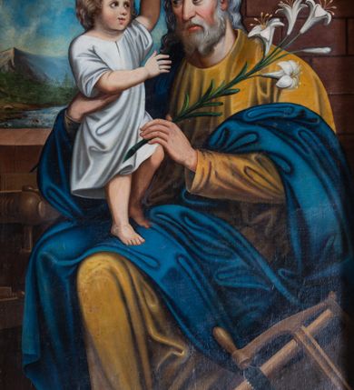 Zdjęcie nr 16: Nastawa ołtarzowa architektoniczna, jednoosiowa, jednokondygnacyjna ze zwieńczeniem. Ołtarz prostopadłościenny, drewniany z drewnianą mensą i z marmurowym portatylem. Antepedium w formie prostokąta ujętego profilowaną ramą. W polu marmoryzowana płycina o narożach zdobionych płaskorzeźbioną dekoracją roślinną złożoną z liści akantu oraz nałożonymi na siebie łacińskim krzyżem z kotwicą i gorejącym sercem oplecionym wicią z róż w polu. Tabernakulum w kształcie prostopadłościennej skrzynki na niskim cokole, flankowane dwoma pilastrami ustawionymi pod kątem, zdobionymi wicią z liści akantu; zamknięte od góry prostym belkowaniem, pośrodku falującym. Na drzwiczkach płycina w kształcie stojącego prostokąta, zamkniętego łukiem półkolistym, ujęta profilowaną ramą, w polu której umieszczone jest płaskorzeźbione gorejące serce osadzone na gałązce róży; tło czerwone.

Retabulum na zdwojonym cokole, flankowane ustawionymi pod kątem w jednej linii parami pilastrów, filarów oraz kolumn na przodzie. Podpory dźwigają wyłamane na osi belkowanie z ustawionymi na bokach rzeźbami aniołków. Trzony filarów są marmoryzowane; trzony kolumn delikatnie zwężające się ku górze, złocone, zdobione pionowymi pasami, co drugi wypełniony pnącą się ku górze rytą wicią z liści dębu lub z liści klonu; kapitele podpór kompozytowe.  Po bokach ołtarza na niskich cokołach ustawione pod kątem rzeźby św. Katarzyny Aleksandryjskiej po lewej i św. Wawrzyńca po prawej stronie. W polu, w głębokiej wnęce ujętej szeroką, profilowaną ramą umieszczony jest obraz św. Józefa z Dzieciątkiem. Wnęka od wewnątrz zdobiona płaskorzeźbioną winną latoroślą. Cokół dekorowany jest prostokątnymi, marmoryzowanymi płycinami; fryz złoconymi rozetami.

Zwieńczenie monumentalne, o fantazyjnym kształcie, po bokach ujęte wolutami zdobionymi liśćmi akantu, zamknięte od góry prostym gzymsem w formie nadwieszonego łuku z zatkniętym na szczycie łacińskim krzyżykiem. W polu, w półkolistej wnęce promienista gloria z dwoma gorejącymi sercami, z których jedno przebite jest mieczem, umieszczonym w otoku z obłoków.

Struktura w kolorze jasnobeżowym, płyciny, filary i detale marmoryzowana w kolorze różowym; ornamentyka i profilowania złocone i srebrzone.

