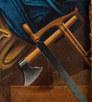 Zdjęcie nr 20: Nastawa ołtarzowa architektoniczna, jednoosiowa, jednokondygnacyjna ze zwieńczeniem. Ołtarz prostopadłościenny, drewniany z drewnianą mensą i z marmurowym portatylem. Antepedium w formie prostokąta ujętego profilowaną ramą. W polu marmoryzowana płycina o narożach zdobionych płaskorzeźbioną dekoracją roślinną złożoną z liści akantu oraz nałożonymi na siebie łacińskim krzyżem z kotwicą i gorejącym sercem oplecionym wicią z róż w polu. Tabernakulum w kształcie prostopadłościennej skrzynki na niskim cokole, flankowane dwoma pilastrami ustawionymi pod kątem, zdobionymi wicią z liści akantu; zamknięte od góry prostym belkowaniem, pośrodku falującym. Na drzwiczkach płycina w kształcie stojącego prostokąta, zamkniętego łukiem półkolistym, ujęta profilowaną ramą, w polu której umieszczone jest płaskorzeźbione gorejące serce osadzone na gałązce róży; tło czerwone.

Retabulum na zdwojonym cokole, flankowane ustawionymi pod kątem w jednej linii parami pilastrów, filarów oraz kolumn na przodzie. Podpory dźwigają wyłamane na osi belkowanie z ustawionymi na bokach rzeźbami aniołków. Trzony filarów są marmoryzowane; trzony kolumn delikatnie zwężające się ku górze, złocone, zdobione pionowymi pasami, co drugi wypełniony pnącą się ku górze rytą wicią z liści dębu lub z liści klonu; kapitele podpór kompozytowe.  Po bokach ołtarza na niskich cokołach ustawione pod kątem rzeźby św. Katarzyny Aleksandryjskiej po lewej i św. Wawrzyńca po prawej stronie. W polu, w głębokiej wnęce ujętej szeroką, profilowaną ramą umieszczony jest obraz św. Józefa z Dzieciątkiem. Wnęka od wewnątrz zdobiona płaskorzeźbioną winną latoroślą. Cokół dekorowany jest prostokątnymi, marmoryzowanymi płycinami; fryz złoconymi rozetami.

Zwieńczenie monumentalne, o fantazyjnym kształcie, po bokach ujęte wolutami zdobionymi liśćmi akantu, zamknięte od góry prostym gzymsem w formie nadwieszonego łuku z zatkniętym na szczycie łacińskim krzyżykiem. W polu, w półkolistej wnęce promienista gloria z dwoma gorejącymi sercami, z których jedno przebite jest mieczem, umieszczonym w otoku z obłoków.

Struktura w kolorze jasnobeżowym, płyciny, filary i detale marmoryzowana w kolorze różowym; ornamentyka i profilowania złocone i srebrzone.

