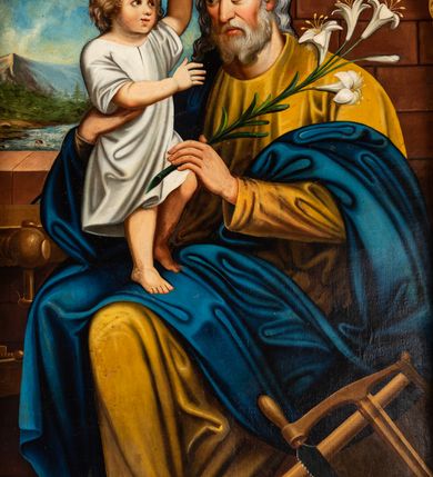 Zdjęcie nr 18: Nastawa ołtarzowa architektoniczna, jednoosiowa, jednokondygnacyjna ze zwieńczeniem. Ołtarz prostopadłościenny, drewniany z drewnianą mensą i z marmurowym portatylem. Antepedium w formie prostokąta ujętego profilowaną ramą. W polu marmoryzowana płycina o narożach zdobionych płaskorzeźbioną dekoracją roślinną złożoną z liści akantu oraz nałożonymi na siebie łacińskim krzyżem z kotwicą i gorejącym sercem oplecionym wicią z róż w polu. Tabernakulum w kształcie prostopadłościennej skrzynki na niskim cokole, flankowane dwoma pilastrami ustawionymi pod kątem, zdobionymi wicią z liści akantu; zamknięte od góry prostym belkowaniem, pośrodku falującym. Na drzwiczkach płycina w kształcie stojącego prostokąta, zamkniętego łukiem półkolistym, ujęta profilowaną ramą, w polu której umieszczone jest płaskorzeźbione gorejące serce osadzone na gałązce róży; tło czerwone.

Retabulum na zdwojonym cokole, flankowane ustawionymi pod kątem w jednej linii parami pilastrów, filarów oraz kolumn na przodzie. Podpory dźwigają wyłamane na osi belkowanie z ustawionymi na bokach rzeźbami aniołków. Trzony filarów są marmoryzowane; trzony kolumn delikatnie zwężające się ku górze, złocone, zdobione pionowymi pasami, co drugi wypełniony pnącą się ku górze rytą wicią z liści dębu lub z liści klonu; kapitele podpór kompozytowe.  Po bokach ołtarza na niskich cokołach ustawione pod kątem rzeźby św. Katarzyny Aleksandryjskiej po lewej i św. Wawrzyńca po prawej stronie. W polu, w głębokiej wnęce ujętej szeroką, profilowaną ramą umieszczony jest obraz św. Józefa z Dzieciątkiem. Wnęka od wewnątrz zdobiona płaskorzeźbioną winną latoroślą. Cokół dekorowany jest prostokątnymi, marmoryzowanymi płycinami; fryz złoconymi rozetami.

Zwieńczenie monumentalne, o fantazyjnym kształcie, po bokach ujęte wolutami zdobionymi liśćmi akantu, zamknięte od góry prostym gzymsem w formie nadwieszonego łuku z zatkniętym na szczycie łacińskim krzyżykiem. W polu, w półkolistej wnęce promienista gloria z dwoma gorejącymi sercami, z których jedno przebite jest mieczem, umieszczonym w otoku z obłoków.

Struktura w kolorze jasnobeżowym, płyciny, filary i detale marmoryzowana w kolorze różowym; ornamentyka i profilowania złocone i srebrzone.

