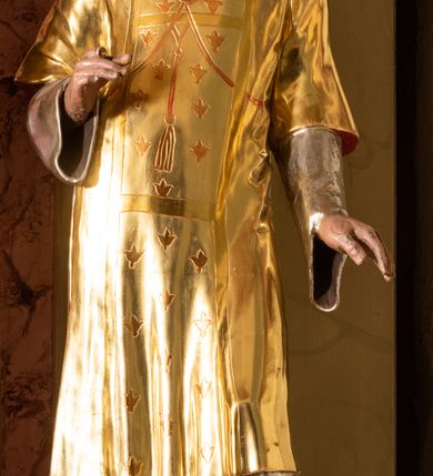 Zdjęcie nr 11: Nastawa ołtarzowa architektoniczna, jednoosiowa, jednokondygnacyjna ze zwieńczeniem. Ołtarz prostopadłościenny, drewniany z drewnianą mensą i z marmurowym portatylem. Antepedium w formie prostokąta ujętego profilowaną ramą. W polu marmoryzowana płycina o narożach zdobionych płaskorzeźbioną dekoracją roślinną złożoną z liści akantu oraz nałożonymi na siebie łacińskim krzyżem z kotwicą i gorejącym sercem oplecionym wicią z róż w polu. Tabernakulum w kształcie prostopadłościennej skrzynki na niskim cokole, flankowane dwoma pilastrami ustawionymi pod kątem, zdobionymi wicią z liści akantu; zamknięte od góry prostym belkowaniem, pośrodku falującym. Na drzwiczkach płycina w kształcie stojącego prostokąta, zamkniętego łukiem półkolistym, ujęta profilowaną ramą, w polu której umieszczone jest płaskorzeźbione gorejące serce osadzone na gałązce róży; tło czerwone.

Retabulum na zdwojonym cokole, flankowane ustawionymi pod kątem w jednej linii parami pilastrów, filarów oraz kolumn na przodzie. Podpory dźwigają wyłamane na osi belkowanie z ustawionymi na bokach rzeźbami aniołków. Trzony filarów są marmoryzowane; trzony kolumn delikatnie zwężające się ku górze, złocone, zdobione pionowymi pasami, co drugi wypełniony pnącą się ku górze rytą wicią z liści dębu lub z liści klonu; kapitele podpór kompozytowe.  Po bokach ołtarza na niskich cokołach ustawione pod kątem rzeźby św. Katarzyny Aleksandryjskiej po lewej i św. Wawrzyńca po prawej stronie. W polu, w głębokiej wnęce ujętej szeroką, profilowaną ramą umieszczony jest obraz św. Józefa z Dzieciątkiem. Wnęka od wewnątrz zdobiona płaskorzeźbioną winną latoroślą. Cokół dekorowany jest prostokątnymi, marmoryzowanymi płycinami; fryz złoconymi rozetami.

Zwieńczenie monumentalne, o fantazyjnym kształcie, po bokach ujęte wolutami zdobionymi liśćmi akantu, zamknięte od góry prostym gzymsem w formie nadwieszonego łuku z zatkniętym na szczycie łacińskim krzyżykiem. W polu, w półkolistej wnęce promienista gloria z dwoma gorejącymi sercami, z których jedno przebite jest mieczem, umieszczonym w otoku z obłoków.

Struktura w kolorze jasnobeżowym, płyciny, filary i detale marmoryzowana w kolorze różowym; ornamentyka i profilowania złocone i srebrzone.

