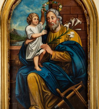 Zdjęcie nr 21: Nastawa ołtarzowa architektoniczna, jednoosiowa, jednokondygnacyjna ze zwieńczeniem. Ołtarz prostopadłościenny, drewniany z drewnianą mensą i z marmurowym portatylem. Antepedium w formie prostokąta ujętego profilowaną ramą. W polu marmoryzowana płycina o narożach zdobionych płaskorzeźbioną dekoracją roślinną złożoną z liści akantu oraz nałożonymi na siebie łacińskim krzyżem z kotwicą i gorejącym sercem oplecionym wicią z róż w polu. Tabernakulum w kształcie prostopadłościennej skrzynki na niskim cokole, flankowane dwoma pilastrami ustawionymi pod kątem, zdobionymi wicią z liści akantu; zamknięte od góry prostym belkowaniem, pośrodku falującym. Na drzwiczkach płycina w kształcie stojącego prostokąta, zamkniętego łukiem półkolistym, ujęta profilowaną ramą, w polu której umieszczone jest płaskorzeźbione gorejące serce osadzone na gałązce róży; tło czerwone.

Retabulum na zdwojonym cokole, flankowane ustawionymi pod kątem w jednej linii parami pilastrów, filarów oraz kolumn na przodzie. Podpory dźwigają wyłamane na osi belkowanie z ustawionymi na bokach rzeźbami aniołków. Trzony filarów są marmoryzowane; trzony kolumn delikatnie zwężające się ku górze, złocone, zdobione pionowymi pasami, co drugi wypełniony pnącą się ku górze rytą wicią z liści dębu lub z liści klonu; kapitele podpór kompozytowe.  Po bokach ołtarza na niskich cokołach ustawione pod kątem rzeźby św. Katarzyny Aleksandryjskiej po lewej i św. Wawrzyńca po prawej stronie. W polu, w głębokiej wnęce ujętej szeroką, profilowaną ramą umieszczony jest obraz św. Józefa z Dzieciątkiem. Wnęka od wewnątrz zdobiona płaskorzeźbioną winną latoroślą. Cokół dekorowany jest prostokątnymi, marmoryzowanymi płycinami; fryz złoconymi rozetami.

Zwieńczenie monumentalne, o fantazyjnym kształcie, po bokach ujęte wolutami zdobionymi liśćmi akantu, zamknięte od góry prostym gzymsem w formie nadwieszonego łuku z zatkniętym na szczycie łacińskim krzyżykiem. W polu, w półkolistej wnęce promienista gloria z dwoma gorejącymi sercami, z których jedno przebite jest mieczem, umieszczonym w otoku z obłoków.

Struktura w kolorze jasnobeżowym, płyciny, filary i detale marmoryzowana w kolorze różowym; ornamentyka i profilowania złocone i srebrzone.

