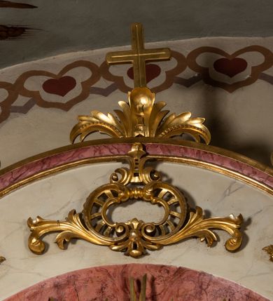 Zdjęcie nr 3: Nastawa ołtarzowa architektoniczna, jednoosiowa, jednokondygnacyjna ze zwieńczeniem. Ołtarz prostopadłościenny, drewniany z drewnianą mensą i z marmurowym portatylem. Antepedium w formie prostokąta ujętego profilowaną ramą. W polu marmoryzowana płycina o narożach zdobionych płaskorzeźbioną dekoracją roślinną złożoną z liści akantu oraz nałożonymi na siebie łacińskim krzyżem z kotwicą i gorejącym sercem oplecionym wicią z róż w polu. Tabernakulum w kształcie prostopadłościennej skrzynki na niskim cokole, flankowane dwoma pilastrami ustawionymi pod kątem, zdobionymi wicią z liści akantu; zamknięte od góry prostym belkowaniem, pośrodku falującym. Na drzwiczkach płycina w kształcie stojącego prostokąta, zamkniętego łukiem półkolistym, ujęta profilowaną ramą, w polu której umieszczone jest płaskorzeźbione gorejące serce osadzone na gałązce róży; tło czerwone.

Retabulum na zdwojonym cokole, flankowane ustawionymi pod kątem w jednej linii parami pilastrów, filarów oraz kolumn na przodzie. Podpory dźwigają wyłamane na osi belkowanie z ustawionymi na bokach rzeźbami aniołków. Trzony filarów są marmoryzowane; trzony kolumn delikatnie zwężające się ku górze, złocone, zdobione pionowymi pasami, co drugi wypełniony pnącą się ku górze rytą wicią z liści dębu lub z liści klonu; kapitele podpór kompozytowe.  Po bokach ołtarza na niskich cokołach ustawione pod kątem rzeźby św. Katarzyny Aleksandryjskiej po lewej i św. Wawrzyńca po prawej stronie. W polu, w głębokiej wnęce ujętej szeroką, profilowaną ramą umieszczony jest obraz św. Józefa z Dzieciątkiem. Wnęka od wewnątrz zdobiona płaskorzeźbioną winną latoroślą. Cokół dekorowany jest prostokątnymi, marmoryzowanymi płycinami; fryz złoconymi rozetami.

Zwieńczenie monumentalne, o fantazyjnym kształcie, po bokach ujęte wolutami zdobionymi liśćmi akantu, zamknięte od góry prostym gzymsem w formie nadwieszonego łuku z zatkniętym na szczycie łacińskim krzyżykiem. W polu, w półkolistej wnęce promienista gloria z dwoma gorejącymi sercami, z których jedno przebite jest mieczem, umieszczonym w otoku z obłoków.

Struktura w kolorze jasnobeżowym, płyciny, filary i detale marmoryzowana w kolorze różowym; ornamentyka i profilowania złocone i srebrzone.

