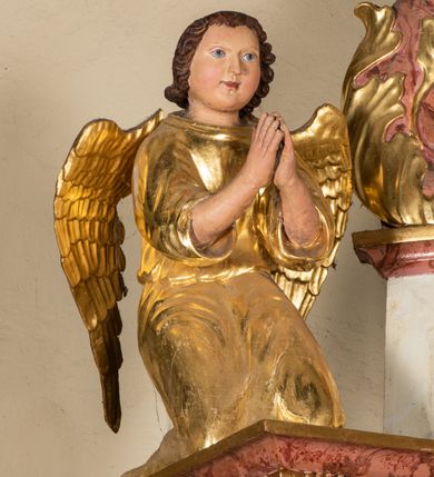 Zdjęcie nr 15: Nastawa ołtarzowa architektoniczna, jednoosiowa, jednokondygnacyjna ze zwieńczeniem. Ołtarz prostopadłościenny, drewniany z drewnianą mensą i z marmurowym portatylem. Antepedium w formie prostokąta ujętego profilowaną ramą. W polu marmoryzowana płycina o narożach zdobionych płaskorzeźbioną dekoracją roślinną złożoną z liści akantu oraz nałożonymi na siebie łacińskim krzyżem z kotwicą i gorejącym sercem oplecionym wicią z róż w polu. Tabernakulum w kształcie prostopadłościennej skrzynki na niskim cokole, flankowane dwoma pilastrami ustawionymi pod kątem, zdobionymi wicią z liści akantu; zamknięte od góry prostym belkowaniem, pośrodku falującym. Na drzwiczkach płycina w kształcie stojącego prostokąta, zamkniętego łukiem półkolistym, ujęta profilowaną ramą, w polu której umieszczone jest płaskorzeźbione gorejące serce osadzone na gałązce róży; tło czerwone.

Retabulum na zdwojonym cokole, flankowane ustawionymi pod kątem w jednej linii parami pilastrów, filarów oraz kolumn na przodzie. Podpory dźwigają wyłamane na osi belkowanie z ustawionymi na bokach rzeźbami aniołków. Trzony filarów są marmoryzowane; trzony kolumn delikatnie zwężające się ku górze, złocone, zdobione pionowymi pasami, co drugi wypełniony pnącą się ku górze rytą wicią z liści dębu lub z liści klonu; kapitele podpór kompozytowe.  Po bokach ołtarza na niskich cokołach ustawione pod kątem rzeźby św. Katarzyny Aleksandryjskiej po lewej i św. Wawrzyńca po prawej stronie. W polu, w głębokiej wnęce ujętej szeroką, profilowaną ramą umieszczony jest obraz św. Józefa z Dzieciątkiem. Wnęka od wewnątrz zdobiona płaskorzeźbioną winną latoroślą. Cokół dekorowany jest prostokątnymi, marmoryzowanymi płycinami; fryz złoconymi rozetami.

Zwieńczenie monumentalne, o fantazyjnym kształcie, po bokach ujęte wolutami zdobionymi liśćmi akantu, zamknięte od góry prostym gzymsem w formie nadwieszonego łuku z zatkniętym na szczycie łacińskim krzyżykiem. W polu, w półkolistej wnęce promienista gloria z dwoma gorejącymi sercami, z których jedno przebite jest mieczem, umieszczonym w otoku z obłoków.

Struktura w kolorze jasnobeżowym, płyciny, filary i detale marmoryzowana w kolorze różowym; ornamentyka i profilowania złocone i srebrzone.

