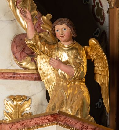 Zdjęcie nr 14: Nastawa ołtarzowa architektoniczna, jednoosiowa, jednokondygnacyjna ze zwieńczeniem. Ołtarz prostopadłościenny, drewniany z drewnianą mensą i z marmurowym portatylem. Antepedium w formie prostokąta ujętego profilowaną ramą. W polu marmoryzowana płycina o narożach zdobionych płaskorzeźbioną dekoracją roślinną złożoną z liści akantu oraz nałożonymi na siebie łacińskim krzyżem z kotwicą i gorejącym sercem oplecionym wicią z róż w polu. Tabernakulum w kształcie prostopadłościennej skrzynki na niskim cokole, flankowane dwoma pilastrami ustawionymi pod kątem, zdobionymi wicią z liści akantu; zamknięte od góry prostym belkowaniem, pośrodku falującym. Na drzwiczkach płycina w kształcie stojącego prostokąta, zamkniętego łukiem półkolistym, ujęta profilowaną ramą, w polu której umieszczone jest płaskorzeźbione gorejące serce osadzone na gałązce róży; tło czerwone.

Retabulum na zdwojonym cokole, flankowane ustawionymi pod kątem w jednej linii parami pilastrów, filarów oraz kolumn na przodzie. Podpory dźwigają wyłamane na osi belkowanie z ustawionymi na bokach rzeźbami aniołków. Trzony filarów są marmoryzowane; trzony kolumn delikatnie zwężające się ku górze, złocone, zdobione pionowymi pasami, co drugi wypełniony pnącą się ku górze rytą wicią z liści dębu lub z liści klonu; kapitele podpór kompozytowe.  Po bokach ołtarza na niskich cokołach ustawione pod kątem rzeźby św. Katarzyny Aleksandryjskiej po lewej i św. Wawrzyńca po prawej stronie. W polu, w głębokiej wnęce ujętej szeroką, profilowaną ramą umieszczony jest obraz św. Józefa z Dzieciątkiem. Wnęka od wewnątrz zdobiona płaskorzeźbioną winną latoroślą. Cokół dekorowany jest prostokątnymi, marmoryzowanymi płycinami; fryz złoconymi rozetami.

Zwieńczenie monumentalne, o fantazyjnym kształcie, po bokach ujęte wolutami zdobionymi liśćmi akantu, zamknięte od góry prostym gzymsem w formie nadwieszonego łuku z zatkniętym na szczycie łacińskim krzyżykiem. W polu, w półkolistej wnęce promienista gloria z dwoma gorejącymi sercami, z których jedno przebite jest mieczem, umieszczonym w otoku z obłoków.

Struktura w kolorze jasnobeżowym, płyciny, filary i detale marmoryzowana w kolorze różowym; ornamentyka i profilowania złocone i srebrzone.

