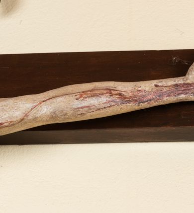 Zdjęcie nr 8: Rzeźba pełnoplastyczna przedstawiająca Chrystusa zawieszonego na krzyżu na wyprostowanych ramionach, figura w typie Cristo vivo. Głowa  Chrystusa delikatnie przechylona na prawe ramię; nogi wyprostowane w kolanach, stopy przebite jednym gwoździem w układzie prawa na lewą. Twarz Zbawiciela szeroka o wyraźnych rysach, długim i wąskim nosie oraz krótkiej brodzie, zawiniętej na końcu w dwa krótkie i silnie skręcone pukle. Włosy długie, opadające na plecy z jednym długim puklem spływającym sztywno na prawe ramię. Na głowie Chrystus ma założoną ciasno splecioną, zieloną koronę cierniową, zawiązaną opaską z gałązek. Sylwetka wychudzona, ułożona w nienaturalnej pozie z dużymi dłońmi i stopami. Perizonium złocone, ciasno oplatające biodra, przewiązane pośrodku z jednym końcem wystającym z prawej strony. Nad głową Chrystusa znajduje się titulus w formie białej tabliczki namalowanej na wolutowo wyciętym kartuszu z napisem w polu „I(ESUS) N(AZARENUS) R(EX) I[UDAEORUM]”. Polichromia naturalistyczna w odsłoniętych partiach ciała z zaznaczonymi śladami męki. Krzyż drewniany, prosty, malowany na kolor ciemnobrązowy.