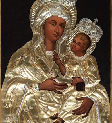 Zdjęcie nr 6: Mensa ołtarzowa kamienna, wsparta na dwóch konsolach, o profilowanym brzegu z inskrypcją „S[AN]CTI MARTYRES ADALBERTE EPISCOPE ET ANDREA SACERDOS ORATE PRO NOBIS”. Tabernakulum w formie drewnianej, prostopadłościennej skrzynki obitej fakturowaną blachą. Ścianka frontowa ujęta parą kolumienek, podtrzymujących niepełne belkowanie; drzwiczki dwuskrzydłowe z aplikowanymi aniołami otaczającymi hostię w glorii. Tron wystawienia drewniany, w formie baldachimu podtrzymywanego na tylnej ściance, z upiętymi po bokach kotarami z frędzlami i chwostami.

Nastawa ołtarzowa architektoniczna, jednoosiowa, jednokondygnacyjna ze zwieńczeniem, ustawiona na dwustrefowym cokole, dolnym murowanym. Kondygnacja ujęta dwiema parami pilastrów o kanelowanych trzonach i stylizowanych kapitelach kompozytowych, na tle skrajnej pary dwie kolumny o kapitelach kompozytowych. Podpory wspierają pełne belkowanie wyłamane na ich osi oraz przerwany, półkolisty przyczółek na osi zewnętrznej pary. W polu środkowym płytka nisza w formie stojącego prostokąta zamknięta łukiem odcinkowym nadwieszonym, ujęta profilowaną ramą z wpisaną ornamentalną ramą, wewnątrz znacznie mniejszy obraz w formie stojącego prostokąta z przedstawieniem Matki Boskiej z Dzieciątkiem. Zwieńczenie ustawione na niewielkim cokole, w formie stojącego prostokąta flankowanego parą kanelowanych pilastrów i stojącą przed nimi parą kolumienek, wspierających imposty z wazonami, zamkniętego dwoma falistymi i przeciwstawnie zwróconymi fragmentami gzymsu przechodzącymi w woluty; całość zakończona ornamentalnym szczytem z medalionem. W polu profilowana rama w formie stojącego prostokąta zamkniętego łukiem półkolistym nadwieszonym z przedstawieniem św. Jana Chrzciciela jako dziecka. Górna strefa cokołu oraz fryz dekorowane płycinami z ornamentem roślinnym. W przestrzeni pomiędzy pilastrami kondygnacji zwisy utworzone z pęków owoców i kwiatów, zawieszone na muszli. Struktura polichromowana w kolorze białym, kolumny, profile i ornamentyka złocone.