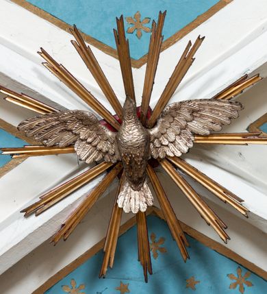 Zdjęcie nr 4: Mensa ołtarzowa kamienna, wsparta na dwóch konsolach, o profilowanym brzegu z inskrypcją „S[AN]CTI MARTYRES ADALBERTE EPISCOPE ET ANDREA SACERDOS ORATE PRO NOBIS”. Tabernakulum w formie drewnianej, prostopadłościennej skrzynki obitej fakturowaną blachą. Ścianka frontowa ujęta parą kolumienek, podtrzymujących niepełne belkowanie; drzwiczki dwuskrzydłowe z aplikowanymi aniołami otaczającymi hostię w glorii. Tron wystawienia drewniany, w formie baldachimu podtrzymywanego na tylnej ściance, z upiętymi po bokach kotarami z frędzlami i chwostami.

Nastawa ołtarzowa architektoniczna, jednoosiowa, jednokondygnacyjna ze zwieńczeniem, ustawiona na dwustrefowym cokole, dolnym murowanym. Kondygnacja ujęta dwiema parami pilastrów o kanelowanych trzonach i stylizowanych kapitelach kompozytowych, na tle skrajnej pary dwie kolumny o kapitelach kompozytowych. Podpory wspierają pełne belkowanie wyłamane na ich osi oraz przerwany, półkolisty przyczółek na osi zewnętrznej pary. W polu środkowym płytka nisza w formie stojącego prostokąta zamknięta łukiem odcinkowym nadwieszonym, ujęta profilowaną ramą z wpisaną ornamentalną ramą, wewnątrz znacznie mniejszy obraz w formie stojącego prostokąta z przedstawieniem Matki Boskiej z Dzieciątkiem. Zwieńczenie ustawione na niewielkim cokole, w formie stojącego prostokąta flankowanego parą kanelowanych pilastrów i stojącą przed nimi parą kolumienek, wspierających imposty z wazonami, zamkniętego dwoma falistymi i przeciwstawnie zwróconymi fragmentami gzymsu przechodzącymi w woluty; całość zakończona ornamentalnym szczytem z medalionem. W polu profilowana rama w formie stojącego prostokąta zamkniętego łukiem półkolistym nadwieszonym z przedstawieniem św. Jana Chrzciciela jako dziecka. Górna strefa cokołu oraz fryz dekorowane płycinami z ornamentem roślinnym. W przestrzeni pomiędzy pilastrami kondygnacji zwisy utworzone z pęków owoców i kwiatów, zawieszone na muszli. Struktura polichromowana w kolorze białym, kolumny, profile i ornamentyka złocone.