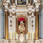Zdjęcie nr 1: Mensa ołtarzowa kamienna, wsparta na dwóch konsolach, o profilowanym brzegu z inskrypcją „S[AN]CTI MARTYRES ADALBERTE EPISCOPE ET ANDREA SACERDOS ORATE PRO NOBIS”. Tabernakulum w formie drewnianej, prostopadłościennej skrzynki obitej fakturowaną blachą. Ścianka frontowa ujęta parą kolumienek, podtrzymujących niepełne belkowanie; drzwiczki dwuskrzydłowe z aplikowanymi aniołami otaczającymi hostię w glorii. Tron wystawienia drewniany, w formie baldachimu podtrzymywanego na tylnej ściance, z upiętymi po bokach kotarami z frędzlami i chwostami.

Nastawa ołtarzowa architektoniczna, jednoosiowa, jednokondygnacyjna ze zwieńczeniem, ustawiona na dwustrefowym cokole, dolnym murowanym. Kondygnacja ujęta dwiema parami pilastrów o kanelowanych trzonach i stylizowanych kapitelach kompozytowych, na tle skrajnej pary dwie kolumny o kapitelach kompozytowych. Podpory wspierają pełne belkowanie wyłamane na ich osi oraz przerwany, półkolisty przyczółek na osi zewnętrznej pary. W polu środkowym płytka nisza w formie stojącego prostokąta zamknięta łukiem odcinkowym nadwieszonym, ujęta profilowaną ramą z wpisaną ornamentalną ramą, wewnątrz znacznie mniejszy obraz w formie stojącego prostokąta z przedstawieniem Matki Boskiej z Dzieciątkiem. Zwieńczenie ustawione na niewielkim cokole, w formie stojącego prostokąta flankowanego parą kanelowanych pilastrów i stojącą przed nimi parą kolumienek, wspierających imposty z wazonami, zamkniętego dwoma falistymi i przeciwstawnie zwróconymi fragmentami gzymsu przechodzącymi w woluty; całość zakończona ornamentalnym szczytem z medalionem. W polu profilowana rama w formie stojącego prostokąta zamkniętego łukiem półkolistym nadwieszonym z przedstawieniem św. Jana Chrzciciela jako dziecka. Górna strefa cokołu oraz fryz dekorowane płycinami z ornamentem roślinnym. W przestrzeni pomiędzy pilastrami kondygnacji zwisy utworzone z pęków owoców i kwiatów, zawieszone na muszli. Struktura polichromowana w kolorze białym, kolumny, profile i ornamentyka złocone.