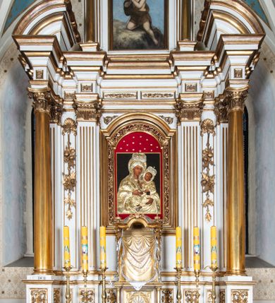 Zdjęcie nr 1: Mensa ołtarzowa kamienna, wsparta na dwóch konsolach, o profilowanym brzegu z inskrypcją „S[AN]CTI MARTYRES ADALBERTE EPISCOPE ET ANDREA SACERDOS ORATE PRO NOBIS”. Tabernakulum w formie drewnianej, prostopadłościennej skrzynki obitej fakturowaną blachą. Ścianka frontowa ujęta parą kolumienek, podtrzymujących niepełne belkowanie; drzwiczki dwuskrzydłowe z aplikowanymi aniołami otaczającymi hostię w glorii. Tron wystawienia drewniany, w formie baldachimu podtrzymywanego na tylnej ściance, z upiętymi po bokach kotarami z frędzlami i chwostami.

Nastawa ołtarzowa architektoniczna, jednoosiowa, jednokondygnacyjna ze zwieńczeniem, ustawiona na dwustrefowym cokole, dolnym murowanym. Kondygnacja ujęta dwiema parami pilastrów o kanelowanych trzonach i stylizowanych kapitelach kompozytowych, na tle skrajnej pary dwie kolumny o kapitelach kompozytowych. Podpory wspierają pełne belkowanie wyłamane na ich osi oraz przerwany, półkolisty przyczółek na osi zewnętrznej pary. W polu środkowym płytka nisza w formie stojącego prostokąta zamknięta łukiem odcinkowym nadwieszonym, ujęta profilowaną ramą z wpisaną ornamentalną ramą, wewnątrz znacznie mniejszy obraz w formie stojącego prostokąta z przedstawieniem Matki Boskiej z Dzieciątkiem. Zwieńczenie ustawione na niewielkim cokole, w formie stojącego prostokąta flankowanego parą kanelowanych pilastrów i stojącą przed nimi parą kolumienek, wspierających imposty z wazonami, zamkniętego dwoma falistymi i przeciwstawnie zwróconymi fragmentami gzymsu przechodzącymi w woluty; całość zakończona ornamentalnym szczytem z medalionem. W polu profilowana rama w formie stojącego prostokąta zamkniętego łukiem półkolistym nadwieszonym z przedstawieniem św. Jana Chrzciciela jako dziecka. Górna strefa cokołu oraz fryz dekorowane płycinami z ornamentem roślinnym. W przestrzeni pomiędzy pilastrami kondygnacji zwisy utworzone z pęków owoców i kwiatów, zawieszone na muszli. Struktura polichromowana w kolorze białym, kolumny, profile i ornamentyka złocone.