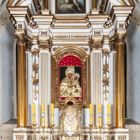 Zdjęcie nr 1: Mensa ołtarzowa kamienna, wsparta na dwóch konsolach, o profilowanym brzegu z inskrypcją „S[AN]CTI MARTYRES ADALBERTE EPISCOPE ET ANDREA SACERDOS ORATE PRO NOBIS”. Tabernakulum w formie drewnianej, prostopadłościennej skrzynki obitej fakturowaną blachą. Ścianka frontowa ujęta parą kolumienek, podtrzymujących niepełne belkowanie; drzwiczki dwuskrzydłowe z aplikowanymi aniołami otaczającymi hostię w glorii. Tron wystawienia drewniany, w formie baldachimu podtrzymywanego na tylnej ściance, z upiętymi po bokach kotarami z frędzlami i chwostami.

Nastawa ołtarzowa architektoniczna, jednoosiowa, jednokondygnacyjna ze zwieńczeniem, ustawiona na dwustrefowym cokole, dolnym murowanym. Kondygnacja ujęta dwiema parami pilastrów o kanelowanych trzonach i stylizowanych kapitelach kompozytowych, na tle skrajnej pary dwie kolumny o kapitelach kompozytowych. Podpory wspierają pełne belkowanie wyłamane na ich osi oraz przerwany, półkolisty przyczółek na osi zewnętrznej pary. W polu środkowym płytka nisza w formie stojącego prostokąta zamknięta łukiem odcinkowym nadwieszonym, ujęta profilowaną ramą z wpisaną ornamentalną ramą, wewnątrz znacznie mniejszy obraz w formie stojącego prostokąta z przedstawieniem Matki Boskiej z Dzieciątkiem. Zwieńczenie ustawione na niewielkim cokole, w formie stojącego prostokąta flankowanego parą kanelowanych pilastrów i stojącą przed nimi parą kolumienek, wspierających imposty z wazonami, zamkniętego dwoma falistymi i przeciwstawnie zwróconymi fragmentami gzymsu przechodzącymi w woluty; całość zakończona ornamentalnym szczytem z medalionem. W polu profilowana rama w formie stojącego prostokąta zamkniętego łukiem półkolistym nadwieszonym z przedstawieniem św. Jana Chrzciciela jako dziecka. Górna strefa cokołu oraz fryz dekorowane płycinami z ornamentem roślinnym. W przestrzeni pomiędzy pilastrami kondygnacji zwisy utworzone z pęków owoców i kwiatów, zawieszone na muszli. Struktura polichromowana w kolorze białym, kolumny, profile i ornamentyka złocone.
