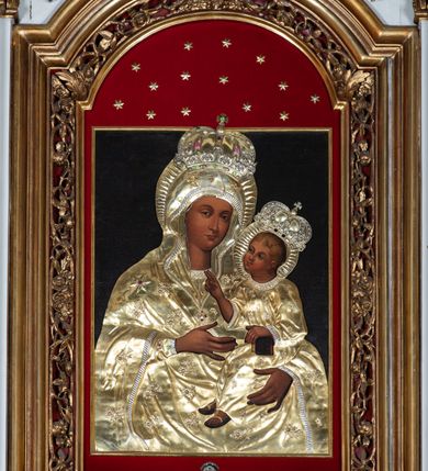 Zdjęcie nr 5: Mensa ołtarzowa kamienna, wsparta na dwóch konsolach, o profilowanym brzegu z inskrypcją „S[AN]CTI MARTYRES ADALBERTE EPISCOPE ET ANDREA SACERDOS ORATE PRO NOBIS”. Tabernakulum w formie drewnianej, prostopadłościennej skrzynki obitej fakturowaną blachą. Ścianka frontowa ujęta parą kolumienek, podtrzymujących niepełne belkowanie; drzwiczki dwuskrzydłowe z aplikowanymi aniołami otaczającymi hostię w glorii. Tron wystawienia drewniany, w formie baldachimu podtrzymywanego na tylnej ściance, z upiętymi po bokach kotarami z frędzlami i chwostami.

Nastawa ołtarzowa architektoniczna, jednoosiowa, jednokondygnacyjna ze zwieńczeniem, ustawiona na dwustrefowym cokole, dolnym murowanym. Kondygnacja ujęta dwiema parami pilastrów o kanelowanych trzonach i stylizowanych kapitelach kompozytowych, na tle skrajnej pary dwie kolumny o kapitelach kompozytowych. Podpory wspierają pełne belkowanie wyłamane na ich osi oraz przerwany, półkolisty przyczółek na osi zewnętrznej pary. W polu środkowym płytka nisza w formie stojącego prostokąta zamknięta łukiem odcinkowym nadwieszonym, ujęta profilowaną ramą z wpisaną ornamentalną ramą, wewnątrz znacznie mniejszy obraz w formie stojącego prostokąta z przedstawieniem Matki Boskiej z Dzieciątkiem. Zwieńczenie ustawione na niewielkim cokole, w formie stojącego prostokąta flankowanego parą kanelowanych pilastrów i stojącą przed nimi parą kolumienek, wspierających imposty z wazonami, zamkniętego dwoma falistymi i przeciwstawnie zwróconymi fragmentami gzymsu przechodzącymi w woluty; całość zakończona ornamentalnym szczytem z medalionem. W polu profilowana rama w formie stojącego prostokąta zamkniętego łukiem półkolistym nadwieszonym z przedstawieniem św. Jana Chrzciciela jako dziecka. Górna strefa cokołu oraz fryz dekorowane płycinami z ornamentem roślinnym. W przestrzeni pomiędzy pilastrami kondygnacji zwisy utworzone z pęków owoców i kwiatów, zawieszone na muszli. Struktura polichromowana w kolorze białym, kolumny, profile i ornamentyka złocone.