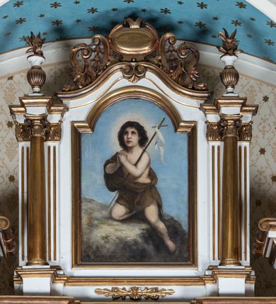 Zdjęcie nr 2: Mensa ołtarzowa kamienna, wsparta na dwóch konsolach, o profilowanym brzegu z inskrypcją „S[AN]CTI MARTYRES ADALBERTE EPISCOPE ET ANDREA SACERDOS ORATE PRO NOBIS”. Tabernakulum w formie drewnianej, prostopadłościennej skrzynki obitej fakturowaną blachą. Ścianka frontowa ujęta parą kolumienek, podtrzymujących niepełne belkowanie; drzwiczki dwuskrzydłowe z aplikowanymi aniołami otaczającymi hostię w glorii. Tron wystawienia drewniany, w formie baldachimu podtrzymywanego na tylnej ściance, z upiętymi po bokach kotarami z frędzlami i chwostami.

Nastawa ołtarzowa architektoniczna, jednoosiowa, jednokondygnacyjna ze zwieńczeniem, ustawiona na dwustrefowym cokole, dolnym murowanym. Kondygnacja ujęta dwiema parami pilastrów o kanelowanych trzonach i stylizowanych kapitelach kompozytowych, na tle skrajnej pary dwie kolumny o kapitelach kompozytowych. Podpory wspierają pełne belkowanie wyłamane na ich osi oraz przerwany, półkolisty przyczółek na osi zewnętrznej pary. W polu środkowym płytka nisza w formie stojącego prostokąta zamknięta łukiem odcinkowym nadwieszonym, ujęta profilowaną ramą z wpisaną ornamentalną ramą, wewnątrz znacznie mniejszy obraz w formie stojącego prostokąta z przedstawieniem Matki Boskiej z Dzieciątkiem. Zwieńczenie ustawione na niewielkim cokole, w formie stojącego prostokąta flankowanego parą kanelowanych pilastrów i stojącą przed nimi parą kolumienek, wspierających imposty z wazonami, zamkniętego dwoma falistymi i przeciwstawnie zwróconymi fragmentami gzymsu przechodzącymi w woluty; całość zakończona ornamentalnym szczytem z medalionem. W polu profilowana rama w formie stojącego prostokąta zamkniętego łukiem półkolistym nadwieszonym z przedstawieniem św. Jana Chrzciciela jako dziecka. Górna strefa cokołu oraz fryz dekorowane płycinami z ornamentem roślinnym. W przestrzeni pomiędzy pilastrami kondygnacji zwisy utworzone z pęków owoców i kwiatów, zawieszone na muszli. Struktura polichromowana w kolorze białym, kolumny, profile i ornamentyka złocone.