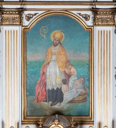 Zdjęcie nr 7: Mensa ołtarzowa kamienna, wsparta na dwóch konsolach, o profilowanym brzegu z inskrypcją „S[AN]CTI MARTYRES ADALBERTE EPISCOPE ET ANDREA SACERDOS ORATE PRO NOBIS”. Tabernakulum w formie drewnianej, prostopadłościennej skrzynki obitej fakturowaną blachą. Ścianka frontowa ujęta parą kolumienek, podtrzymujących niepełne belkowanie; drzwiczki dwuskrzydłowe z aplikowanymi aniołami otaczającymi hostię w glorii. Tron wystawienia drewniany, w formie baldachimu podtrzymywanego na tylnej ściance, z upiętymi po bokach kotarami z frędzlami i chwostami.

Nastawa ołtarzowa architektoniczna, jednoosiowa, jednokondygnacyjna ze zwieńczeniem, ustawiona na dwustrefowym cokole, dolnym murowanym. Kondygnacja ujęta dwiema parami pilastrów o kanelowanych trzonach i stylizowanych kapitelach kompozytowych, na tle skrajnej pary dwie kolumny o kapitelach kompozytowych. Podpory wspierają pełne belkowanie wyłamane na ich osi oraz przerwany, półkolisty przyczółek na osi zewnętrznej pary. W polu środkowym płytka nisza w formie stojącego prostokąta zamknięta łukiem odcinkowym nadwieszonym, ujęta profilowaną ramą z wpisaną ornamentalną ramą, wewnątrz znacznie mniejszy obraz w formie stojącego prostokąta z przedstawieniem Matki Boskiej z Dzieciątkiem. Zwieńczenie ustawione na niewielkim cokole, w formie stojącego prostokąta flankowanego parą kanelowanych pilastrów i stojącą przed nimi parą kolumienek, wspierających imposty z wazonami, zamkniętego dwoma falistymi i przeciwstawnie zwróconymi fragmentami gzymsu przechodzącymi w woluty; całość zakończona ornamentalnym szczytem z medalionem. W polu profilowana rama w formie stojącego prostokąta zamkniętego łukiem półkolistym nadwieszonym z przedstawieniem św. Jana Chrzciciela jako dziecka. Górna strefa cokołu oraz fryz dekorowane płycinami z ornamentem roślinnym. W przestrzeni pomiędzy pilastrami kondygnacji zwisy utworzone z pęków owoców i kwiatów, zawieszone na muszli. Struktura polichromowana w kolorze białym, kolumny, profile i ornamentyka złocone.