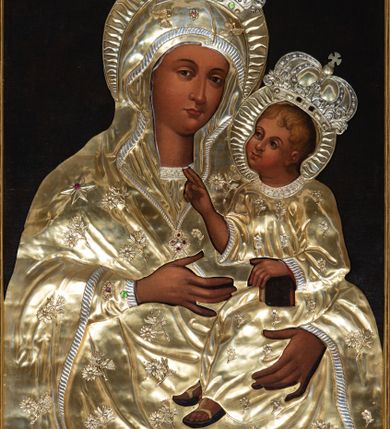 Zdjęcie nr 1: Obraz w kształcie stojącego prostokąta z przedstawieniem Matki Boskiej z Dzieciątkiem. Maria ukazana w półpostaci z Dzieciątkiem na lewym ręku. Dzieciątko zwrócone trzy czwarte w prawo, w pozycji siedzącej, z głową skierowaną w stronę matki, z uniesioną prawą rączką w geście błogosławieństwa, z lewą wspartą na księdze. Twarze o delikatnych rysach, karnacje ciemne. Postacie przybrane złoconą sukienką, ozdobioną małymi gałązkami z drobnymi kwiatkami. Na głowach Marii i Dzieciątka korony zamknięte, dekorowane różnokolorowymi kamieniami. Tło obrazu jednolite, czarne. Obraz umieszczony w wąskiej, prostej i złoconej ramie. Na odwrociu napis „+ / Consecrata. /  I(mmaculata) B(eata) M(aria) V(irgo) / Pin(xit) Cracovie(nsis) / A(nno) D(omini) 1698”.