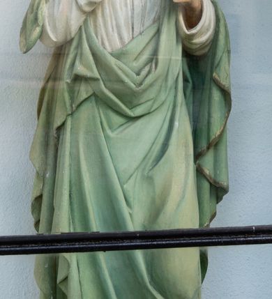 Zdjęcie nr 30: Kościół jest usytuowany w centrum wsi Biały Kościół, na północ od głównej drogi z Krakowa do Olkusza. Teren wokół niego jest otoczony wysokim, kamiennym murem, otynkowanym. Główne wejście znajduje się w murze od zachodu z bramką i dwiema furtkami, flankowanymi przez cztery masywne filary, zdobione ostrołukowymi blendami. Na szczycie filarów ustawione są rzeźby św. Mikołaja i św. Stanisława oraz dwa wazony płomieniste po bokach. Na południowy zachód od kościoła wybudowana jest w ogrodzeniu kaplica. Ponadto w murze są jeszcze trzy wnęki, przykryte daszkami, w których umieszczone są figury.

Kościół jest orientowany, murowany, otynkowany. Wnętrze świątyni tworzy niewielkie, prostokątne, jednoprzęsłowe prezbiterium zakończone prostą ścianą i nakryte pozornym sklepieniem krzyżowo-żebrowym. Nawa jest szersza, na planie prostokąta, nakryta drewnianym stropem z kasetonami, oddzielona od prezbiterium szeroką ostrołukową arkadą w ścianie tęczowej. Od południa do prezbiterium przylega założona na planie prostokąta zakrystia ze sklepieniem beczkowym (pozostawiona ze starego kościoła). Do tej części wzdłuż południowej ściany nawy przylegają kruchta oraz nowo wybudowana druga zakrystia. Na zachodniej ścianie nawy chór muzyczny, dostępny klatką schodową od strony nawy.

Nawę oświetlają umieszczone w południowych i północnych ścianach prostokątne, zamknięte ostrołukowo, rozglifione okna. Na ścianie północnej trzy, a na południowej dwa oraz jedno mniejsze, usytuowane pośrodku nawy nad kruchtą. W prezbiterium są dwa okna na ścianie wschodniej. Wszystkie otwory okienne w kościele wypełnione są witrażami. Do świątyni prowadzą trzy wejścia: główne od strony zachodniej, drugie przez zakrystię od strony wschodniej oraz trzecie przez kruchtę od południa. Wejście główne prowadzi poprzez dwuskrzydłowe drzwi z kruchty pod wieżą. Drzwi między kruchtą a nawą główną są dębowe, przeszklone; za nimi zamocowana jest metalowa krata. 

W zewnętrznej elewacji kościoła widoczny jest niewysoki, kamienny cokół, wykonany z regularnych ciosów kamienia. Prezbiterium niższe od nawy. We wschodniej ścianie, pomiędzy dwoma oknami znajduje się niewielka wnęka, zakończona łukiem półkolistym z figurą Matki Boskiej w polu; powyżej w trójkątnym szczycie umieszczone jest niewielkie, wąskie okienko zakończone łukiem ostrołukowym. Elewacje są bez podziałów architektonicznych. Do zachodniej fasady kościoła dostawiona jest założona na planie kwadratu trójkondygnacyjna wieża-dzwonnica. Poszczególne kondygnacje ustawione są na niskich cokołach i zamknięte profilowanymi gzymsami. W dolnej kondygnacji na osi kościoła, prostokątne wejście do kruchty zaakcentowane rozglifionym portalem w kształcie ostrołukowej arkady i dwustopniowymi schodami. W drugiej kondygnacji ostrołukowe okno zamknięte parą ostrołukowych blend, połączonych jednym parapetem, od góry zamknięte dekoracyjnym trójarkadkowym fryzem. Trzecia kondygnacja ośmioboczna, w każdej ze ścian naprzemiennie ostrołukowe okno lub blenda. Całość nakryta ośmiobocznym, smukłym dachem wieżowym, zakończonym krzyżem osadzonym na kuli; u dołu artykułowanym ośmioma, małymi wieżyczkami. Po bokach wieży, na ścianie zachodniej nawy dwie prostokątne blendy, zamknięte ostrołukowo. Prezbiterium i nawa przykryte stromymi dachami dwuspadowymi. Wieżyczka na sygnaturkę ośmioboczna z latarnią. 

