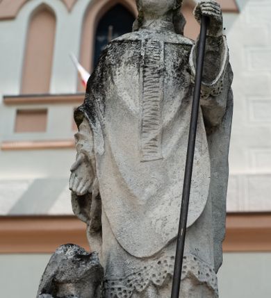 Zdjęcie nr 28: Kościół jest usytuowany w centrum wsi Biały Kościół, na północ od głównej drogi z Krakowa do Olkusza. Teren wokół niego jest otoczony wysokim, kamiennym murem, otynkowanym. Główne wejście znajduje się w murze od zachodu z bramką i dwiema furtkami, flankowanymi przez cztery masywne filary, zdobione ostrołukowymi blendami. Na szczycie filarów ustawione są rzeźby św. Mikołaja i św. Stanisława oraz dwa wazony płomieniste po bokach. Na południowy zachód od kościoła wybudowana jest w ogrodzeniu kaplica. Ponadto w murze są jeszcze trzy wnęki, przykryte daszkami, w których umieszczone są figury.

Kościół jest orientowany, murowany, otynkowany. Wnętrze świątyni tworzy niewielkie, prostokątne, jednoprzęsłowe prezbiterium zakończone prostą ścianą i nakryte pozornym sklepieniem krzyżowo-żebrowym. Nawa jest szersza, na planie prostokąta, nakryta drewnianym stropem z kasetonami, oddzielona od prezbiterium szeroką ostrołukową arkadą w ścianie tęczowej. Od południa do prezbiterium przylega założona na planie prostokąta zakrystia ze sklepieniem beczkowym (pozostawiona ze starego kościoła). Do tej części wzdłuż południowej ściany nawy przylegają kruchta oraz nowo wybudowana druga zakrystia. Na zachodniej ścianie nawy chór muzyczny, dostępny klatką schodową od strony nawy.

Nawę oświetlają umieszczone w południowych i północnych ścianach prostokątne, zamknięte ostrołukowo, rozglifione okna. Na ścianie północnej trzy, a na południowej dwa oraz jedno mniejsze, usytuowane pośrodku nawy nad kruchtą. W prezbiterium są dwa okna na ścianie wschodniej. Wszystkie otwory okienne w kościele wypełnione są witrażami. Do świątyni prowadzą trzy wejścia: główne od strony zachodniej, drugie przez zakrystię od strony wschodniej oraz trzecie przez kruchtę od południa. Wejście główne prowadzi poprzez dwuskrzydłowe drzwi z kruchty pod wieżą. Drzwi między kruchtą a nawą główną są dębowe, przeszklone; za nimi zamocowana jest metalowa krata. 

W zewnętrznej elewacji kościoła widoczny jest niewysoki, kamienny cokół, wykonany z regularnych ciosów kamienia. Prezbiterium niższe od nawy. We wschodniej ścianie, pomiędzy dwoma oknami znajduje się niewielka wnęka, zakończona łukiem półkolistym z figurą Matki Boskiej w polu; powyżej w trójkątnym szczycie umieszczone jest niewielkie, wąskie okienko zakończone łukiem ostrołukowym. Elewacje są bez podziałów architektonicznych. Do zachodniej fasady kościoła dostawiona jest założona na planie kwadratu trójkondygnacyjna wieża-dzwonnica. Poszczególne kondygnacje ustawione są na niskich cokołach i zamknięte profilowanymi gzymsami. W dolnej kondygnacji na osi kościoła, prostokątne wejście do kruchty zaakcentowane rozglifionym portalem w kształcie ostrołukowej arkady i dwustopniowymi schodami. W drugiej kondygnacji ostrołukowe okno zamknięte parą ostrołukowych blend, połączonych jednym parapetem, od góry zamknięte dekoracyjnym trójarkadkowym fryzem. Trzecia kondygnacja ośmioboczna, w każdej ze ścian naprzemiennie ostrołukowe okno lub blenda. Całość nakryta ośmiobocznym, smukłym dachem wieżowym, zakończonym krzyżem osadzonym na kuli; u dołu artykułowanym ośmioma, małymi wieżyczkami. Po bokach wieży, na ścianie zachodniej nawy dwie prostokątne blendy, zamknięte ostrołukowo. Prezbiterium i nawa przykryte stromymi dachami dwuspadowymi. Wieżyczka na sygnaturkę ośmioboczna z latarnią. 

