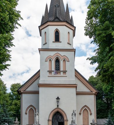 Zdjęcie nr 1: Kościół jest usytuowany w centrum wsi Biały Kościół, na północ od głównej drogi z Krakowa do Olkusza. Teren wokół niego jest otoczony wysokim, kamiennym murem, otynkowanym. Główne wejście znajduje się w murze od zachodu z bramką i dwiema furtkami, flankowanymi przez cztery masywne filary, zdobione ostrołukowymi blendami. Na szczycie filarów ustawione są rzeźby św. Mikołaja i św. Stanisława oraz dwa wazony płomieniste po bokach. Na południowy zachód od kościoła wybudowana jest w ogrodzeniu kaplica. Ponadto w murze są jeszcze trzy wnęki, przykryte daszkami, w których umieszczone są figury.

Kościół jest orientowany, murowany, otynkowany. Wnętrze świątyni tworzy niewielkie, prostokątne, jednoprzęsłowe prezbiterium zakończone prostą ścianą i nakryte pozornym sklepieniem krzyżowo-żebrowym. Nawa jest szersza, na planie prostokąta, nakryta drewnianym stropem z kasetonami, oddzielona od prezbiterium szeroką ostrołukową arkadą w ścianie tęczowej. Od południa do prezbiterium przylega założona na planie prostokąta zakrystia ze sklepieniem beczkowym (pozostawiona ze starego kościoła). Do tej części wzdłuż południowej ściany nawy przylegają kruchta oraz nowo wybudowana druga zakrystia. Na zachodniej ścianie nawy chór muzyczny, dostępny klatką schodową od strony nawy.

Nawę oświetlają umieszczone w południowych i północnych ścianach prostokątne, zamknięte ostrołukowo, rozglifione okna. Na ścianie północnej trzy, a na południowej dwa oraz jedno mniejsze, usytuowane pośrodku nawy nad kruchtą. W prezbiterium są dwa okna na ścianie wschodniej. Wszystkie otwory okienne w kościele wypełnione są witrażami. Do świątyni prowadzą trzy wejścia: główne od strony zachodniej, drugie przez zakrystię od strony wschodniej oraz trzecie przez kruchtę od południa. Wejście główne prowadzi poprzez dwuskrzydłowe drzwi z kruchty pod wieżą. Drzwi między kruchtą a nawą główną są dębowe, przeszklone; za nimi zamocowana jest metalowa krata. 

W zewnętrznej elewacji kościoła widoczny jest niewysoki, kamienny cokół, wykonany z regularnych ciosów kamienia. Prezbiterium niższe od nawy. We wschodniej ścianie, pomiędzy dwoma oknami znajduje się niewielka wnęka, zakończona łukiem półkolistym z figurą Matki Boskiej w polu; powyżej w trójkątnym szczycie umieszczone jest niewielkie, wąskie okienko zakończone łukiem ostrołukowym. Elewacje są bez podziałów architektonicznych. Do zachodniej fasady kościoła dostawiona jest założona na planie kwadratu trójkondygnacyjna wieża-dzwonnica. Poszczególne kondygnacje ustawione są na niskich cokołach i zamknięte profilowanymi gzymsami. W dolnej kondygnacji na osi kościoła, prostokątne wejście do kruchty zaakcentowane rozglifionym portalem w kształcie ostrołukowej arkady i dwustopniowymi schodami. W drugiej kondygnacji ostrołukowe okno zamknięte parą ostrołukowych blend, połączonych jednym parapetem, od góry zamknięte dekoracyjnym trójarkadkowym fryzem. Trzecia kondygnacja ośmioboczna, w każdej ze ścian naprzemiennie ostrołukowe okno lub blenda. Całość nakryta ośmiobocznym, smukłym dachem wieżowym, zakończonym krzyżem osadzonym na kuli; u dołu artykułowanym ośmioma, małymi wieżyczkami. Po bokach wieży, na ścianie zachodniej nawy dwie prostokątne blendy, zamknięte ostrołukowo. Prezbiterium i nawa przykryte stromymi dachami dwuspadowymi. Wieżyczka na sygnaturkę ośmioboczna z latarnią. 

