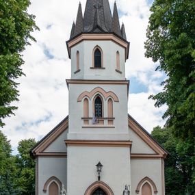 Zdjęcie nr 1: Kościół jest usytuowany w centrum wsi Biały Kościół, na północ od głównej drogi z Krakowa do Olkusza. Teren wokół niego jest otoczony wysokim, kamiennym murem, otynkowanym. Główne wejście znajduje się w murze od zachodu z bramką i dwiema furtkami, flankowanymi przez cztery masywne filary, zdobione ostrołukowymi blendami. Na szczycie filarów ustawione są rzeźby św. Mikołaja i św. Stanisława oraz dwa wazony płomieniste po bokach. Na południowy zachód od kościoła wybudowana jest w ogrodzeniu kaplica. Ponadto w murze są jeszcze trzy wnęki, przykryte daszkami, w których umieszczone są figury.

Kościół jest orientowany, murowany, otynkowany. Wnętrze świątyni tworzy niewielkie, prostokątne, jednoprzęsłowe prezbiterium zakończone prostą ścianą i nakryte pozornym sklepieniem krzyżowo-żebrowym. Nawa jest szersza, na planie prostokąta, nakryta drewnianym stropem z kasetonami, oddzielona od prezbiterium szeroką ostrołukową arkadą w ścianie tęczowej. Od południa do prezbiterium przylega założona na planie prostokąta zakrystia ze sklepieniem beczkowym (pozostawiona ze starego kościoła). Do tej części wzdłuż południowej ściany nawy przylegają kruchta oraz nowo wybudowana druga zakrystia. Na zachodniej ścianie nawy chór muzyczny, dostępny klatką schodową od strony nawy.

Nawę oświetlają umieszczone w południowych i północnych ścianach prostokątne, zamknięte ostrołukowo, rozglifione okna. Na ścianie północnej trzy, a na południowej dwa oraz jedno mniejsze, usytuowane pośrodku nawy nad kruchtą. W prezbiterium są dwa okna na ścianie wschodniej. Wszystkie otwory okienne w kościele wypełnione są witrażami. Do świątyni prowadzą trzy wejścia: główne od strony zachodniej, drugie przez zakrystię od strony wschodniej oraz trzecie przez kruchtę od południa. Wejście główne prowadzi poprzez dwuskrzydłowe drzwi z kruchty pod wieżą. Drzwi między kruchtą a nawą główną są dębowe, przeszklone; za nimi zamocowana jest metalowa krata. 

W zewnętrznej elewacji kościoła widoczny jest niewysoki, kamienny cokół, wykonany z regularnych ciosów kamienia. Prezbiterium niższe od nawy. We wschodniej ścianie, pomiędzy dwoma oknami znajduje się niewielka wnęka, zakończona łukiem półkolistym z figurą Matki Boskiej w polu; powyżej w trójkątnym szczycie umieszczone jest niewielkie, wąskie okienko zakończone łukiem ostrołukowym. Elewacje są bez podziałów architektonicznych. Do zachodniej fasady kościoła dostawiona jest założona na planie kwadratu trójkondygnacyjna wieża-dzwonnica. Poszczególne kondygnacje ustawione są na niskich cokołach i zamknięte profilowanymi gzymsami. W dolnej kondygnacji na osi kościoła, prostokątne wejście do kruchty zaakcentowane rozglifionym portalem w kształcie ostrołukowej arkady i dwustopniowymi schodami. W drugiej kondygnacji ostrołukowe okno zamknięte parą ostrołukowych blend, połączonych jednym parapetem, od góry zamknięte dekoracyjnym trójarkadkowym fryzem. Trzecia kondygnacja ośmioboczna, w każdej ze ścian naprzemiennie ostrołukowe okno lub blenda. Całość nakryta ośmiobocznym, smukłym dachem wieżowym, zakończonym krzyżem osadzonym na kuli; u dołu artykułowanym ośmioma, małymi wieżyczkami. Po bokach wieży, na ścianie zachodniej nawy dwie prostokątne blendy, zamknięte ostrołukowo. Prezbiterium i nawa przykryte stromymi dachami dwuspadowymi. Wieżyczka na sygnaturkę ośmioboczna z latarnią. 

