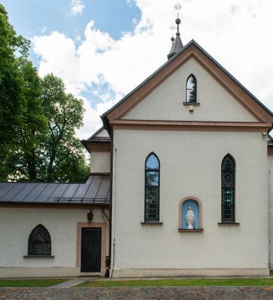 Zdjęcie nr 27: Kościół jest usytuowany w centrum wsi Biały Kościół, na północ od głównej drogi z Krakowa do Olkusza. Teren wokół niego jest otoczony wysokim, kamiennym murem, otynkowanym. Główne wejście znajduje się w murze od zachodu z bramką i dwiema furtkami, flankowanymi przez cztery masywne filary, zdobione ostrołukowymi blendami. Na szczycie filarów ustawione są rzeźby św. Mikołaja i św. Stanisława oraz dwa wazony płomieniste po bokach. Na południowy zachód od kościoła wybudowana jest w ogrodzeniu kaplica. Ponadto w murze są jeszcze trzy wnęki, przykryte daszkami, w których umieszczone są figury.

Kościół jest orientowany, murowany, otynkowany. Wnętrze świątyni tworzy niewielkie, prostokątne, jednoprzęsłowe prezbiterium zakończone prostą ścianą i nakryte pozornym sklepieniem krzyżowo-żebrowym. Nawa jest szersza, na planie prostokąta, nakryta drewnianym stropem z kasetonami, oddzielona od prezbiterium szeroką ostrołukową arkadą w ścianie tęczowej. Od południa do prezbiterium przylega założona na planie prostokąta zakrystia ze sklepieniem beczkowym (pozostawiona ze starego kościoła). Do tej części wzdłuż południowej ściany nawy przylegają kruchta oraz nowo wybudowana druga zakrystia. Na zachodniej ścianie nawy chór muzyczny, dostępny klatką schodową od strony nawy.

Nawę oświetlają umieszczone w południowych i północnych ścianach prostokątne, zamknięte ostrołukowo, rozglifione okna. Na ścianie północnej trzy, a na południowej dwa oraz jedno mniejsze, usytuowane pośrodku nawy nad kruchtą. W prezbiterium są dwa okna na ścianie wschodniej. Wszystkie otwory okienne w kościele wypełnione są witrażami. Do świątyni prowadzą trzy wejścia: główne od strony zachodniej, drugie przez zakrystię od strony wschodniej oraz trzecie przez kruchtę od południa. Wejście główne prowadzi poprzez dwuskrzydłowe drzwi z kruchty pod wieżą. Drzwi między kruchtą a nawą główną są dębowe, przeszklone; za nimi zamocowana jest metalowa krata. 

W zewnętrznej elewacji kościoła widoczny jest niewysoki, kamienny cokół, wykonany z regularnych ciosów kamienia. Prezbiterium niższe od nawy. We wschodniej ścianie, pomiędzy dwoma oknami znajduje się niewielka wnęka, zakończona łukiem półkolistym z figurą Matki Boskiej w polu; powyżej w trójkątnym szczycie umieszczone jest niewielkie, wąskie okienko zakończone łukiem ostrołukowym. Elewacje są bez podziałów architektonicznych. Do zachodniej fasady kościoła dostawiona jest założona na planie kwadratu trójkondygnacyjna wieża-dzwonnica. Poszczególne kondygnacje ustawione są na niskich cokołach i zamknięte profilowanymi gzymsami. W dolnej kondygnacji na osi kościoła, prostokątne wejście do kruchty zaakcentowane rozglifionym portalem w kształcie ostrołukowej arkady i dwustopniowymi schodami. W drugiej kondygnacji ostrołukowe okno zamknięte parą ostrołukowych blend, połączonych jednym parapetem, od góry zamknięte dekoracyjnym trójarkadkowym fryzem. Trzecia kondygnacja ośmioboczna, w każdej ze ścian naprzemiennie ostrołukowe okno lub blenda. Całość nakryta ośmiobocznym, smukłym dachem wieżowym, zakończonym krzyżem osadzonym na kuli; u dołu artykułowanym ośmioma, małymi wieżyczkami. Po bokach wieży, na ścianie zachodniej nawy dwie prostokątne blendy, zamknięte ostrołukowo. Prezbiterium i nawa przykryte stromymi dachami dwuspadowymi. Wieżyczka na sygnaturkę ośmioboczna z latarnią. 

