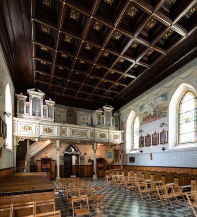 Zdjęcie nr 12: Kościół jest usytuowany w centrum wsi Biały Kościół, na północ od głównej drogi z Krakowa do Olkusza. Teren wokół niego jest otoczony wysokim, kamiennym murem, otynkowanym. Główne wejście znajduje się w murze od zachodu z bramką i dwiema furtkami, flankowanymi przez cztery masywne filary, zdobione ostrołukowymi blendami. Na szczycie filarów ustawione są rzeźby św. Mikołaja i św. Stanisława oraz dwa wazony płomieniste po bokach. Na południowy zachód od kościoła wybudowana jest w ogrodzeniu kaplica. Ponadto w murze są jeszcze trzy wnęki, przykryte daszkami, w których umieszczone są figury.

Kościół jest orientowany, murowany, otynkowany. Wnętrze świątyni tworzy niewielkie, prostokątne, jednoprzęsłowe prezbiterium zakończone prostą ścianą i nakryte pozornym sklepieniem krzyżowo-żebrowym. Nawa jest szersza, na planie prostokąta, nakryta drewnianym stropem z kasetonami, oddzielona od prezbiterium szeroką ostrołukową arkadą w ścianie tęczowej. Od południa do prezbiterium przylega założona na planie prostokąta zakrystia ze sklepieniem beczkowym (pozostawiona ze starego kościoła). Do tej części wzdłuż południowej ściany nawy przylegają kruchta oraz nowo wybudowana druga zakrystia. Na zachodniej ścianie nawy chór muzyczny, dostępny klatką schodową od strony nawy.

Nawę oświetlają umieszczone w południowych i północnych ścianach prostokątne, zamknięte ostrołukowo, rozglifione okna. Na ścianie północnej trzy, a na południowej dwa oraz jedno mniejsze, usytuowane pośrodku nawy nad kruchtą. W prezbiterium są dwa okna na ścianie wschodniej. Wszystkie otwory okienne w kościele wypełnione są witrażami. Do świątyni prowadzą trzy wejścia: główne od strony zachodniej, drugie przez zakrystię od strony wschodniej oraz trzecie przez kruchtę od południa. Wejście główne prowadzi poprzez dwuskrzydłowe drzwi z kruchty pod wieżą. Drzwi między kruchtą a nawą główną są dębowe, przeszklone; za nimi zamocowana jest metalowa krata. 

W zewnętrznej elewacji kościoła widoczny jest niewysoki, kamienny cokół, wykonany z regularnych ciosów kamienia. Prezbiterium niższe od nawy. We wschodniej ścianie, pomiędzy dwoma oknami znajduje się niewielka wnęka, zakończona łukiem półkolistym z figurą Matki Boskiej w polu; powyżej w trójkątnym szczycie umieszczone jest niewielkie, wąskie okienko zakończone łukiem ostrołukowym. Elewacje są bez podziałów architektonicznych. Do zachodniej fasady kościoła dostawiona jest założona na planie kwadratu trójkondygnacyjna wieża-dzwonnica. Poszczególne kondygnacje ustawione są na niskich cokołach i zamknięte profilowanymi gzymsami. W dolnej kondygnacji na osi kościoła, prostokątne wejście do kruchty zaakcentowane rozglifionym portalem w kształcie ostrołukowej arkady i dwustopniowymi schodami. W drugiej kondygnacji ostrołukowe okno zamknięte parą ostrołukowych blend, połączonych jednym parapetem, od góry zamknięte dekoracyjnym trójarkadkowym fryzem. Trzecia kondygnacja ośmioboczna, w każdej ze ścian naprzemiennie ostrołukowe okno lub blenda. Całość nakryta ośmiobocznym, smukłym dachem wieżowym, zakończonym krzyżem osadzonym na kuli; u dołu artykułowanym ośmioma, małymi wieżyczkami. Po bokach wieży, na ścianie zachodniej nawy dwie prostokątne blendy, zamknięte ostrołukowo. Prezbiterium i nawa przykryte stromymi dachami dwuspadowymi. Wieżyczka na sygnaturkę ośmioboczna z latarnią. 

