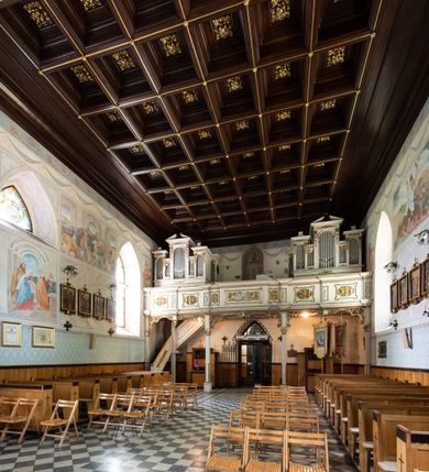 Zdjęcie nr 14: Kościół jest usytuowany w centrum wsi Biały Kościół, na północ od głównej drogi z Krakowa do Olkusza. Teren wokół niego jest otoczony wysokim, kamiennym murem, otynkowanym. Główne wejście znajduje się w murze od zachodu z bramką i dwiema furtkami, flankowanymi przez cztery masywne filary, zdobione ostrołukowymi blendami. Na szczycie filarów ustawione są rzeźby św. Mikołaja i św. Stanisława oraz dwa wazony płomieniste po bokach. Na południowy zachód od kościoła wybudowana jest w ogrodzeniu kaplica. Ponadto w murze są jeszcze trzy wnęki, przykryte daszkami, w których umieszczone są figury.

Kościół jest orientowany, murowany, otynkowany. Wnętrze świątyni tworzy niewielkie, prostokątne, jednoprzęsłowe prezbiterium zakończone prostą ścianą i nakryte pozornym sklepieniem krzyżowo-żebrowym. Nawa jest szersza, na planie prostokąta, nakryta drewnianym stropem z kasetonami, oddzielona od prezbiterium szeroką ostrołukową arkadą w ścianie tęczowej. Od południa do prezbiterium przylega założona na planie prostokąta zakrystia ze sklepieniem beczkowym (pozostawiona ze starego kościoła). Do tej części wzdłuż południowej ściany nawy przylegają kruchta oraz nowo wybudowana druga zakrystia. Na zachodniej ścianie nawy chór muzyczny, dostępny klatką schodową od strony nawy.

Nawę oświetlają umieszczone w południowych i północnych ścianach prostokątne, zamknięte ostrołukowo, rozglifione okna. Na ścianie północnej trzy, a na południowej dwa oraz jedno mniejsze, usytuowane pośrodku nawy nad kruchtą. W prezbiterium są dwa okna na ścianie wschodniej. Wszystkie otwory okienne w kościele wypełnione są witrażami. Do świątyni prowadzą trzy wejścia: główne od strony zachodniej, drugie przez zakrystię od strony wschodniej oraz trzecie przez kruchtę od południa. Wejście główne prowadzi poprzez dwuskrzydłowe drzwi z kruchty pod wieżą. Drzwi między kruchtą a nawą główną są dębowe, przeszklone; za nimi zamocowana jest metalowa krata. 

W zewnętrznej elewacji kościoła widoczny jest niewysoki, kamienny cokół, wykonany z regularnych ciosów kamienia. Prezbiterium niższe od nawy. We wschodniej ścianie, pomiędzy dwoma oknami znajduje się niewielka wnęka, zakończona łukiem półkolistym z figurą Matki Boskiej w polu; powyżej w trójkątnym szczycie umieszczone jest niewielkie, wąskie okienko zakończone łukiem ostrołukowym. Elewacje są bez podziałów architektonicznych. Do zachodniej fasady kościoła dostawiona jest założona na planie kwadratu trójkondygnacyjna wieża-dzwonnica. Poszczególne kondygnacje ustawione są na niskich cokołach i zamknięte profilowanymi gzymsami. W dolnej kondygnacji na osi kościoła, prostokątne wejście do kruchty zaakcentowane rozglifionym portalem w kształcie ostrołukowej arkady i dwustopniowymi schodami. W drugiej kondygnacji ostrołukowe okno zamknięte parą ostrołukowych blend, połączonych jednym parapetem, od góry zamknięte dekoracyjnym trójarkadkowym fryzem. Trzecia kondygnacja ośmioboczna, w każdej ze ścian naprzemiennie ostrołukowe okno lub blenda. Całość nakryta ośmiobocznym, smukłym dachem wieżowym, zakończonym krzyżem osadzonym na kuli; u dołu artykułowanym ośmioma, małymi wieżyczkami. Po bokach wieży, na ścianie zachodniej nawy dwie prostokątne blendy, zamknięte ostrołukowo. Prezbiterium i nawa przykryte stromymi dachami dwuspadowymi. Wieżyczka na sygnaturkę ośmioboczna z latarnią. 

