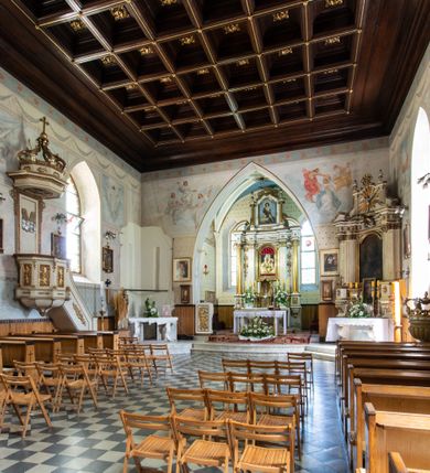 Zdjęcie nr 5: Kościół jest usytuowany w centrum wsi Biały Kościół, na północ od głównej drogi z Krakowa do Olkusza. Teren wokół niego jest otoczony wysokim, kamiennym murem, otynkowanym. Główne wejście znajduje się w murze od zachodu z bramką i dwiema furtkami, flankowanymi przez cztery masywne filary, zdobione ostrołukowymi blendami. Na szczycie filarów ustawione są rzeźby św. Mikołaja i św. Stanisława oraz dwa wazony płomieniste po bokach. Na południowy zachód od kościoła wybudowana jest w ogrodzeniu kaplica. Ponadto w murze są jeszcze trzy wnęki, przykryte daszkami, w których umieszczone są figury.

Kościół jest orientowany, murowany, otynkowany. Wnętrze świątyni tworzy niewielkie, prostokątne, jednoprzęsłowe prezbiterium zakończone prostą ścianą i nakryte pozornym sklepieniem krzyżowo-żebrowym. Nawa jest szersza, na planie prostokąta, nakryta drewnianym stropem z kasetonami, oddzielona od prezbiterium szeroką ostrołukową arkadą w ścianie tęczowej. Od południa do prezbiterium przylega założona na planie prostokąta zakrystia ze sklepieniem beczkowym (pozostawiona ze starego kościoła). Do tej części wzdłuż południowej ściany nawy przylegają kruchta oraz nowo wybudowana druga zakrystia. Na zachodniej ścianie nawy chór muzyczny, dostępny klatką schodową od strony nawy.

Nawę oświetlają umieszczone w południowych i północnych ścianach prostokątne, zamknięte ostrołukowo, rozglifione okna. Na ścianie północnej trzy, a na południowej dwa oraz jedno mniejsze, usytuowane pośrodku nawy nad kruchtą. W prezbiterium są dwa okna na ścianie wschodniej. Wszystkie otwory okienne w kościele wypełnione są witrażami. Do świątyni prowadzą trzy wejścia: główne od strony zachodniej, drugie przez zakrystię od strony wschodniej oraz trzecie przez kruchtę od południa. Wejście główne prowadzi poprzez dwuskrzydłowe drzwi z kruchty pod wieżą. Drzwi między kruchtą a nawą główną są dębowe, przeszklone; za nimi zamocowana jest metalowa krata. 

W zewnętrznej elewacji kościoła widoczny jest niewysoki, kamienny cokół, wykonany z regularnych ciosów kamienia. Prezbiterium niższe od nawy. We wschodniej ścianie, pomiędzy dwoma oknami znajduje się niewielka wnęka, zakończona łukiem półkolistym z figurą Matki Boskiej w polu; powyżej w trójkątnym szczycie umieszczone jest niewielkie, wąskie okienko zakończone łukiem ostrołukowym. Elewacje są bez podziałów architektonicznych. Do zachodniej fasady kościoła dostawiona jest założona na planie kwadratu trójkondygnacyjna wieża-dzwonnica. Poszczególne kondygnacje ustawione są na niskich cokołach i zamknięte profilowanymi gzymsami. W dolnej kondygnacji na osi kościoła, prostokątne wejście do kruchty zaakcentowane rozglifionym portalem w kształcie ostrołukowej arkady i dwustopniowymi schodami. W drugiej kondygnacji ostrołukowe okno zamknięte parą ostrołukowych blend, połączonych jednym parapetem, od góry zamknięte dekoracyjnym trójarkadkowym fryzem. Trzecia kondygnacja ośmioboczna, w każdej ze ścian naprzemiennie ostrołukowe okno lub blenda. Całość nakryta ośmiobocznym, smukłym dachem wieżowym, zakończonym krzyżem osadzonym na kuli; u dołu artykułowanym ośmioma, małymi wieżyczkami. Po bokach wieży, na ścianie zachodniej nawy dwie prostokątne blendy, zamknięte ostrołukowo. Prezbiterium i nawa przykryte stromymi dachami dwuspadowymi. Wieżyczka na sygnaturkę ośmioboczna z latarnią. 

