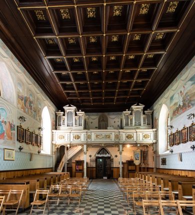 Zdjęcie nr 9: Kościół jest usytuowany w centrum wsi Biały Kościół, na północ od głównej drogi z Krakowa do Olkusza. Teren wokół niego jest otoczony wysokim, kamiennym murem, otynkowanym. Główne wejście znajduje się w murze od zachodu z bramką i dwiema furtkami, flankowanymi przez cztery masywne filary, zdobione ostrołukowymi blendami. Na szczycie filarów ustawione są rzeźby św. Mikołaja i św. Stanisława oraz dwa wazony płomieniste po bokach. Na południowy zachód od kościoła wybudowana jest w ogrodzeniu kaplica. Ponadto w murze są jeszcze trzy wnęki, przykryte daszkami, w których umieszczone są figury.

Kościół jest orientowany, murowany, otynkowany. Wnętrze świątyni tworzy niewielkie, prostokątne, jednoprzęsłowe prezbiterium zakończone prostą ścianą i nakryte pozornym sklepieniem krzyżowo-żebrowym. Nawa jest szersza, na planie prostokąta, nakryta drewnianym stropem z kasetonami, oddzielona od prezbiterium szeroką ostrołukową arkadą w ścianie tęczowej. Od południa do prezbiterium przylega założona na planie prostokąta zakrystia ze sklepieniem beczkowym (pozostawiona ze starego kościoła). Do tej części wzdłuż południowej ściany nawy przylegają kruchta oraz nowo wybudowana druga zakrystia. Na zachodniej ścianie nawy chór muzyczny, dostępny klatką schodową od strony nawy.

Nawę oświetlają umieszczone w południowych i północnych ścianach prostokątne, zamknięte ostrołukowo, rozglifione okna. Na ścianie północnej trzy, a na południowej dwa oraz jedno mniejsze, usytuowane pośrodku nawy nad kruchtą. W prezbiterium są dwa okna na ścianie wschodniej. Wszystkie otwory okienne w kościele wypełnione są witrażami. Do świątyni prowadzą trzy wejścia: główne od strony zachodniej, drugie przez zakrystię od strony wschodniej oraz trzecie przez kruchtę od południa. Wejście główne prowadzi poprzez dwuskrzydłowe drzwi z kruchty pod wieżą. Drzwi między kruchtą a nawą główną są dębowe, przeszklone; za nimi zamocowana jest metalowa krata. 

W zewnętrznej elewacji kościoła widoczny jest niewysoki, kamienny cokół, wykonany z regularnych ciosów kamienia. Prezbiterium niższe od nawy. We wschodniej ścianie, pomiędzy dwoma oknami znajduje się niewielka wnęka, zakończona łukiem półkolistym z figurą Matki Boskiej w polu; powyżej w trójkątnym szczycie umieszczone jest niewielkie, wąskie okienko zakończone łukiem ostrołukowym. Elewacje są bez podziałów architektonicznych. Do zachodniej fasady kościoła dostawiona jest założona na planie kwadratu trójkondygnacyjna wieża-dzwonnica. Poszczególne kondygnacje ustawione są na niskich cokołach i zamknięte profilowanymi gzymsami. W dolnej kondygnacji na osi kościoła, prostokątne wejście do kruchty zaakcentowane rozglifionym portalem w kształcie ostrołukowej arkady i dwustopniowymi schodami. W drugiej kondygnacji ostrołukowe okno zamknięte parą ostrołukowych blend, połączonych jednym parapetem, od góry zamknięte dekoracyjnym trójarkadkowym fryzem. Trzecia kondygnacja ośmioboczna, w każdej ze ścian naprzemiennie ostrołukowe okno lub blenda. Całość nakryta ośmiobocznym, smukłym dachem wieżowym, zakończonym krzyżem osadzonym na kuli; u dołu artykułowanym ośmioma, małymi wieżyczkami. Po bokach wieży, na ścianie zachodniej nawy dwie prostokątne blendy, zamknięte ostrołukowo. Prezbiterium i nawa przykryte stromymi dachami dwuspadowymi. Wieżyczka na sygnaturkę ośmioboczna z latarnią. 

