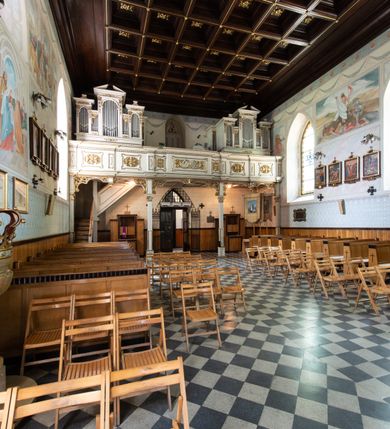 Zdjęcie nr 11: Kościół jest usytuowany w centrum wsi Biały Kościół, na północ od głównej drogi z Krakowa do Olkusza. Teren wokół niego jest otoczony wysokim, kamiennym murem, otynkowanym. Główne wejście znajduje się w murze od zachodu z bramką i dwiema furtkami, flankowanymi przez cztery masywne filary, zdobione ostrołukowymi blendami. Na szczycie filarów ustawione są rzeźby św. Mikołaja i św. Stanisława oraz dwa wazony płomieniste po bokach. Na południowy zachód od kościoła wybudowana jest w ogrodzeniu kaplica. Ponadto w murze są jeszcze trzy wnęki, przykryte daszkami, w których umieszczone są figury.

Kościół jest orientowany, murowany, otynkowany. Wnętrze świątyni tworzy niewielkie, prostokątne, jednoprzęsłowe prezbiterium zakończone prostą ścianą i nakryte pozornym sklepieniem krzyżowo-żebrowym. Nawa jest szersza, na planie prostokąta, nakryta drewnianym stropem z kasetonami, oddzielona od prezbiterium szeroką ostrołukową arkadą w ścianie tęczowej. Od południa do prezbiterium przylega założona na planie prostokąta zakrystia ze sklepieniem beczkowym (pozostawiona ze starego kościoła). Do tej części wzdłuż południowej ściany nawy przylegają kruchta oraz nowo wybudowana druga zakrystia. Na zachodniej ścianie nawy chór muzyczny, dostępny klatką schodową od strony nawy.

Nawę oświetlają umieszczone w południowych i północnych ścianach prostokątne, zamknięte ostrołukowo, rozglifione okna. Na ścianie północnej trzy, a na południowej dwa oraz jedno mniejsze, usytuowane pośrodku nawy nad kruchtą. W prezbiterium są dwa okna na ścianie wschodniej. Wszystkie otwory okienne w kościele wypełnione są witrażami. Do świątyni prowadzą trzy wejścia: główne od strony zachodniej, drugie przez zakrystię od strony wschodniej oraz trzecie przez kruchtę od południa. Wejście główne prowadzi poprzez dwuskrzydłowe drzwi z kruchty pod wieżą. Drzwi między kruchtą a nawą główną są dębowe, przeszklone; za nimi zamocowana jest metalowa krata. 

W zewnętrznej elewacji kościoła widoczny jest niewysoki, kamienny cokół, wykonany z regularnych ciosów kamienia. Prezbiterium niższe od nawy. We wschodniej ścianie, pomiędzy dwoma oknami znajduje się niewielka wnęka, zakończona łukiem półkolistym z figurą Matki Boskiej w polu; powyżej w trójkątnym szczycie umieszczone jest niewielkie, wąskie okienko zakończone łukiem ostrołukowym. Elewacje są bez podziałów architektonicznych. Do zachodniej fasady kościoła dostawiona jest założona na planie kwadratu trójkondygnacyjna wieża-dzwonnica. Poszczególne kondygnacje ustawione są na niskich cokołach i zamknięte profilowanymi gzymsami. W dolnej kondygnacji na osi kościoła, prostokątne wejście do kruchty zaakcentowane rozglifionym portalem w kształcie ostrołukowej arkady i dwustopniowymi schodami. W drugiej kondygnacji ostrołukowe okno zamknięte parą ostrołukowych blend, połączonych jednym parapetem, od góry zamknięte dekoracyjnym trójarkadkowym fryzem. Trzecia kondygnacja ośmioboczna, w każdej ze ścian naprzemiennie ostrołukowe okno lub blenda. Całość nakryta ośmiobocznym, smukłym dachem wieżowym, zakończonym krzyżem osadzonym na kuli; u dołu artykułowanym ośmioma, małymi wieżyczkami. Po bokach wieży, na ścianie zachodniej nawy dwie prostokątne blendy, zamknięte ostrołukowo. Prezbiterium i nawa przykryte stromymi dachami dwuspadowymi. Wieżyczka na sygnaturkę ośmioboczna z latarnią. 

