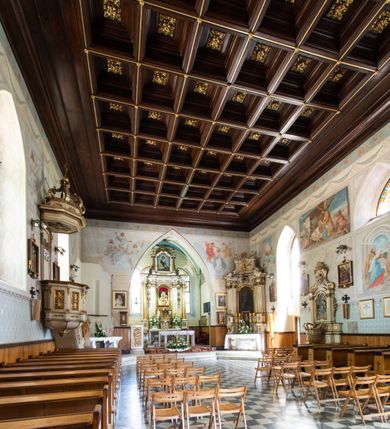 Zdjęcie nr 7: Kościół jest usytuowany w centrum wsi Biały Kościół, na północ od głównej drogi z Krakowa do Olkusza. Teren wokół niego jest otoczony wysokim, kamiennym murem, otynkowanym. Główne wejście znajduje się w murze od zachodu z bramką i dwiema furtkami, flankowanymi przez cztery masywne filary, zdobione ostrołukowymi blendami. Na szczycie filarów ustawione są rzeźby św. Mikołaja i św. Stanisława oraz dwa wazony płomieniste po bokach. Na południowy zachód od kościoła wybudowana jest w ogrodzeniu kaplica. Ponadto w murze są jeszcze trzy wnęki, przykryte daszkami, w których umieszczone są figury.

Kościół jest orientowany, murowany, otynkowany. Wnętrze świątyni tworzy niewielkie, prostokątne, jednoprzęsłowe prezbiterium zakończone prostą ścianą i nakryte pozornym sklepieniem krzyżowo-żebrowym. Nawa jest szersza, na planie prostokąta, nakryta drewnianym stropem z kasetonami, oddzielona od prezbiterium szeroką ostrołukową arkadą w ścianie tęczowej. Od południa do prezbiterium przylega założona na planie prostokąta zakrystia ze sklepieniem beczkowym (pozostawiona ze starego kościoła). Do tej części wzdłuż południowej ściany nawy przylegają kruchta oraz nowo wybudowana druga zakrystia. Na zachodniej ścianie nawy chór muzyczny, dostępny klatką schodową od strony nawy.

Nawę oświetlają umieszczone w południowych i północnych ścianach prostokątne, zamknięte ostrołukowo, rozglifione okna. Na ścianie północnej trzy, a na południowej dwa oraz jedno mniejsze, usytuowane pośrodku nawy nad kruchtą. W prezbiterium są dwa okna na ścianie wschodniej. Wszystkie otwory okienne w kościele wypełnione są witrażami. Do świątyni prowadzą trzy wejścia: główne od strony zachodniej, drugie przez zakrystię od strony wschodniej oraz trzecie przez kruchtę od południa. Wejście główne prowadzi poprzez dwuskrzydłowe drzwi z kruchty pod wieżą. Drzwi między kruchtą a nawą główną są dębowe, przeszklone; za nimi zamocowana jest metalowa krata. 

W zewnętrznej elewacji kościoła widoczny jest niewysoki, kamienny cokół, wykonany z regularnych ciosów kamienia. Prezbiterium niższe od nawy. We wschodniej ścianie, pomiędzy dwoma oknami znajduje się niewielka wnęka, zakończona łukiem półkolistym z figurą Matki Boskiej w polu; powyżej w trójkątnym szczycie umieszczone jest niewielkie, wąskie okienko zakończone łukiem ostrołukowym. Elewacje są bez podziałów architektonicznych. Do zachodniej fasady kościoła dostawiona jest założona na planie kwadratu trójkondygnacyjna wieża-dzwonnica. Poszczególne kondygnacje ustawione są na niskich cokołach i zamknięte profilowanymi gzymsami. W dolnej kondygnacji na osi kościoła, prostokątne wejście do kruchty zaakcentowane rozglifionym portalem w kształcie ostrołukowej arkady i dwustopniowymi schodami. W drugiej kondygnacji ostrołukowe okno zamknięte parą ostrołukowych blend, połączonych jednym parapetem, od góry zamknięte dekoracyjnym trójarkadkowym fryzem. Trzecia kondygnacja ośmioboczna, w każdej ze ścian naprzemiennie ostrołukowe okno lub blenda. Całość nakryta ośmiobocznym, smukłym dachem wieżowym, zakończonym krzyżem osadzonym na kuli; u dołu artykułowanym ośmioma, małymi wieżyczkami. Po bokach wieży, na ścianie zachodniej nawy dwie prostokątne blendy, zamknięte ostrołukowo. Prezbiterium i nawa przykryte stromymi dachami dwuspadowymi. Wieżyczka na sygnaturkę ośmioboczna z latarnią. 


