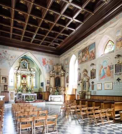 Zdjęcie nr 8: Kościół jest usytuowany w centrum wsi Biały Kościół, na północ od głównej drogi z Krakowa do Olkusza. Teren wokół niego jest otoczony wysokim, kamiennym murem, otynkowanym. Główne wejście znajduje się w murze od zachodu z bramką i dwiema furtkami, flankowanymi przez cztery masywne filary, zdobione ostrołukowymi blendami. Na szczycie filarów ustawione są rzeźby św. Mikołaja i św. Stanisława oraz dwa wazony płomieniste po bokach. Na południowy zachód od kościoła wybudowana jest w ogrodzeniu kaplica. Ponadto w murze są jeszcze trzy wnęki, przykryte daszkami, w których umieszczone są figury.

Kościół jest orientowany, murowany, otynkowany. Wnętrze świątyni tworzy niewielkie, prostokątne, jednoprzęsłowe prezbiterium zakończone prostą ścianą i nakryte pozornym sklepieniem krzyżowo-żebrowym. Nawa jest szersza, na planie prostokąta, nakryta drewnianym stropem z kasetonami, oddzielona od prezbiterium szeroką ostrołukową arkadą w ścianie tęczowej. Od południa do prezbiterium przylega założona na planie prostokąta zakrystia ze sklepieniem beczkowym (pozostawiona ze starego kościoła). Do tej części wzdłuż południowej ściany nawy przylegają kruchta oraz nowo wybudowana druga zakrystia. Na zachodniej ścianie nawy chór muzyczny, dostępny klatką schodową od strony nawy.

Nawę oświetlają umieszczone w południowych i północnych ścianach prostokątne, zamknięte ostrołukowo, rozglifione okna. Na ścianie północnej trzy, a na południowej dwa oraz jedno mniejsze, usytuowane pośrodku nawy nad kruchtą. W prezbiterium są dwa okna na ścianie wschodniej. Wszystkie otwory okienne w kościele wypełnione są witrażami. Do świątyni prowadzą trzy wejścia: główne od strony zachodniej, drugie przez zakrystię od strony wschodniej oraz trzecie przez kruchtę od południa. Wejście główne prowadzi poprzez dwuskrzydłowe drzwi z kruchty pod wieżą. Drzwi między kruchtą a nawą główną są dębowe, przeszklone; za nimi zamocowana jest metalowa krata. 

W zewnętrznej elewacji kościoła widoczny jest niewysoki, kamienny cokół, wykonany z regularnych ciosów kamienia. Prezbiterium niższe od nawy. We wschodniej ścianie, pomiędzy dwoma oknami znajduje się niewielka wnęka, zakończona łukiem półkolistym z figurą Matki Boskiej w polu; powyżej w trójkątnym szczycie umieszczone jest niewielkie, wąskie okienko zakończone łukiem ostrołukowym. Elewacje są bez podziałów architektonicznych. Do zachodniej fasady kościoła dostawiona jest założona na planie kwadratu trójkondygnacyjna wieża-dzwonnica. Poszczególne kondygnacje ustawione są na niskich cokołach i zamknięte profilowanymi gzymsami. W dolnej kondygnacji na osi kościoła, prostokątne wejście do kruchty zaakcentowane rozglifionym portalem w kształcie ostrołukowej arkady i dwustopniowymi schodami. W drugiej kondygnacji ostrołukowe okno zamknięte parą ostrołukowych blend, połączonych jednym parapetem, od góry zamknięte dekoracyjnym trójarkadkowym fryzem. Trzecia kondygnacja ośmioboczna, w każdej ze ścian naprzemiennie ostrołukowe okno lub blenda. Całość nakryta ośmiobocznym, smukłym dachem wieżowym, zakończonym krzyżem osadzonym na kuli; u dołu artykułowanym ośmioma, małymi wieżyczkami. Po bokach wieży, na ścianie zachodniej nawy dwie prostokątne blendy, zamknięte ostrołukowo. Prezbiterium i nawa przykryte stromymi dachami dwuspadowymi. Wieżyczka na sygnaturkę ośmioboczna z latarnią. 

