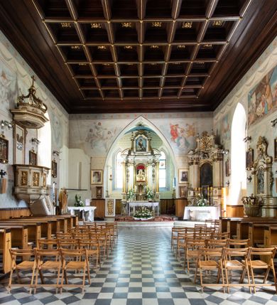 Zdjęcie nr 4: Kościół jest usytuowany w centrum wsi Biały Kościół, na północ od głównej drogi z Krakowa do Olkusza. Teren wokół niego jest otoczony wysokim, kamiennym murem, otynkowanym. Główne wejście znajduje się w murze od zachodu z bramką i dwiema furtkami, flankowanymi przez cztery masywne filary, zdobione ostrołukowymi blendami. Na szczycie filarów ustawione są rzeźby św. Mikołaja i św. Stanisława oraz dwa wazony płomieniste po bokach. Na południowy zachód od kościoła wybudowana jest w ogrodzeniu kaplica. Ponadto w murze są jeszcze trzy wnęki, przykryte daszkami, w których umieszczone są figury.

Kościół jest orientowany, murowany, otynkowany. Wnętrze świątyni tworzy niewielkie, prostokątne, jednoprzęsłowe prezbiterium zakończone prostą ścianą i nakryte pozornym sklepieniem krzyżowo-żebrowym. Nawa jest szersza, na planie prostokąta, nakryta drewnianym stropem z kasetonami, oddzielona od prezbiterium szeroką ostrołukową arkadą w ścianie tęczowej. Od południa do prezbiterium przylega założona na planie prostokąta zakrystia ze sklepieniem beczkowym (pozostawiona ze starego kościoła). Do tej części wzdłuż południowej ściany nawy przylegają kruchta oraz nowo wybudowana druga zakrystia. Na zachodniej ścianie nawy chór muzyczny, dostępny klatką schodową od strony nawy.

Nawę oświetlają umieszczone w południowych i północnych ścianach prostokątne, zamknięte ostrołukowo, rozglifione okna. Na ścianie północnej trzy, a na południowej dwa oraz jedno mniejsze, usytuowane pośrodku nawy nad kruchtą. W prezbiterium są dwa okna na ścianie wschodniej. Wszystkie otwory okienne w kościele wypełnione są witrażami. Do świątyni prowadzą trzy wejścia: główne od strony zachodniej, drugie przez zakrystię od strony wschodniej oraz trzecie przez kruchtę od południa. Wejście główne prowadzi poprzez dwuskrzydłowe drzwi z kruchty pod wieżą. Drzwi między kruchtą a nawą główną są dębowe, przeszklone; za nimi zamocowana jest metalowa krata. 

W zewnętrznej elewacji kościoła widoczny jest niewysoki, kamienny cokół, wykonany z regularnych ciosów kamienia. Prezbiterium niższe od nawy. We wschodniej ścianie, pomiędzy dwoma oknami znajduje się niewielka wnęka, zakończona łukiem półkolistym z figurą Matki Boskiej w polu; powyżej w trójkątnym szczycie umieszczone jest niewielkie, wąskie okienko zakończone łukiem ostrołukowym. Elewacje są bez podziałów architektonicznych. Do zachodniej fasady kościoła dostawiona jest założona na planie kwadratu trójkondygnacyjna wieża-dzwonnica. Poszczególne kondygnacje ustawione są na niskich cokołach i zamknięte profilowanymi gzymsami. W dolnej kondygnacji na osi kościoła, prostokątne wejście do kruchty zaakcentowane rozglifionym portalem w kształcie ostrołukowej arkady i dwustopniowymi schodami. W drugiej kondygnacji ostrołukowe okno zamknięte parą ostrołukowych blend, połączonych jednym parapetem, od góry zamknięte dekoracyjnym trójarkadkowym fryzem. Trzecia kondygnacja ośmioboczna, w każdej ze ścian naprzemiennie ostrołukowe okno lub blenda. Całość nakryta ośmiobocznym, smukłym dachem wieżowym, zakończonym krzyżem osadzonym na kuli; u dołu artykułowanym ośmioma, małymi wieżyczkami. Po bokach wieży, na ścianie zachodniej nawy dwie prostokątne blendy, zamknięte ostrołukowo. Prezbiterium i nawa przykryte stromymi dachami dwuspadowymi. Wieżyczka na sygnaturkę ośmioboczna z latarnią. 

