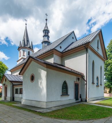 Zdjęcie nr 24: Kościół jest usytuowany w centrum wsi Biały Kościół, na północ od głównej drogi z Krakowa do Olkusza. Teren wokół niego jest otoczony wysokim, kamiennym murem, otynkowanym. Główne wejście znajduje się w murze od zachodu z bramką i dwiema furtkami, flankowanymi przez cztery masywne filary, zdobione ostrołukowymi blendami. Na szczycie filarów ustawione są rzeźby św. Mikołaja i św. Stanisława oraz dwa wazony płomieniste po bokach. Na południowy zachód od kościoła wybudowana jest w ogrodzeniu kaplica. Ponadto w murze są jeszcze trzy wnęki, przykryte daszkami, w których umieszczone są figury.

Kościół jest orientowany, murowany, otynkowany. Wnętrze świątyni tworzy niewielkie, prostokątne, jednoprzęsłowe prezbiterium zakończone prostą ścianą i nakryte pozornym sklepieniem krzyżowo-żebrowym. Nawa jest szersza, na planie prostokąta, nakryta drewnianym stropem z kasetonami, oddzielona od prezbiterium szeroką ostrołukową arkadą w ścianie tęczowej. Od południa do prezbiterium przylega założona na planie prostokąta zakrystia ze sklepieniem beczkowym (pozostawiona ze starego kościoła). Do tej części wzdłuż południowej ściany nawy przylegają kruchta oraz nowo wybudowana druga zakrystia. Na zachodniej ścianie nawy chór muzyczny, dostępny klatką schodową od strony nawy.

Nawę oświetlają umieszczone w południowych i północnych ścianach prostokątne, zamknięte ostrołukowo, rozglifione okna. Na ścianie północnej trzy, a na południowej dwa oraz jedno mniejsze, usytuowane pośrodku nawy nad kruchtą. W prezbiterium są dwa okna na ścianie wschodniej. Wszystkie otwory okienne w kościele wypełnione są witrażami. Do świątyni prowadzą trzy wejścia: główne od strony zachodniej, drugie przez zakrystię od strony wschodniej oraz trzecie przez kruchtę od południa. Wejście główne prowadzi poprzez dwuskrzydłowe drzwi z kruchty pod wieżą. Drzwi między kruchtą a nawą główną są dębowe, przeszklone; za nimi zamocowana jest metalowa krata. 

W zewnętrznej elewacji kościoła widoczny jest niewysoki, kamienny cokół, wykonany z regularnych ciosów kamienia. Prezbiterium niższe od nawy. We wschodniej ścianie, pomiędzy dwoma oknami znajduje się niewielka wnęka, zakończona łukiem półkolistym z figurą Matki Boskiej w polu; powyżej w trójkątnym szczycie umieszczone jest niewielkie, wąskie okienko zakończone łukiem ostrołukowym. Elewacje są bez podziałów architektonicznych. Do zachodniej fasady kościoła dostawiona jest założona na planie kwadratu trójkondygnacyjna wieża-dzwonnica. Poszczególne kondygnacje ustawione są na niskich cokołach i zamknięte profilowanymi gzymsami. W dolnej kondygnacji na osi kościoła, prostokątne wejście do kruchty zaakcentowane rozglifionym portalem w kształcie ostrołukowej arkady i dwustopniowymi schodami. W drugiej kondygnacji ostrołukowe okno zamknięte parą ostrołukowych blend, połączonych jednym parapetem, od góry zamknięte dekoracyjnym trójarkadkowym fryzem. Trzecia kondygnacja ośmioboczna, w każdej ze ścian naprzemiennie ostrołukowe okno lub blenda. Całość nakryta ośmiobocznym, smukłym dachem wieżowym, zakończonym krzyżem osadzonym na kuli; u dołu artykułowanym ośmioma, małymi wieżyczkami. Po bokach wieży, na ścianie zachodniej nawy dwie prostokątne blendy, zamknięte ostrołukowo. Prezbiterium i nawa przykryte stromymi dachami dwuspadowymi. Wieżyczka na sygnaturkę ośmioboczna z latarnią. 

