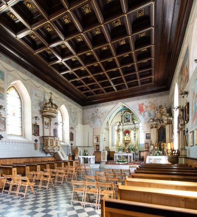 Zdjęcie nr 6: Kościół jest usytuowany w centrum wsi Biały Kościół, na północ od głównej drogi z Krakowa do Olkusza. Teren wokół niego jest otoczony wysokim, kamiennym murem, otynkowanym. Główne wejście znajduje się w murze od zachodu z bramką i dwiema furtkami, flankowanymi przez cztery masywne filary, zdobione ostrołukowymi blendami. Na szczycie filarów ustawione są rzeźby św. Mikołaja i św. Stanisława oraz dwa wazony płomieniste po bokach. Na południowy zachód od kościoła wybudowana jest w ogrodzeniu kaplica. Ponadto w murze są jeszcze trzy wnęki, przykryte daszkami, w których umieszczone są figury.

Kościół jest orientowany, murowany, otynkowany. Wnętrze świątyni tworzy niewielkie, prostokątne, jednoprzęsłowe prezbiterium zakończone prostą ścianą i nakryte pozornym sklepieniem krzyżowo-żebrowym. Nawa jest szersza, na planie prostokąta, nakryta drewnianym stropem z kasetonami, oddzielona od prezbiterium szeroką ostrołukową arkadą w ścianie tęczowej. Od południa do prezbiterium przylega założona na planie prostokąta zakrystia ze sklepieniem beczkowym (pozostawiona ze starego kościoła). Do tej części wzdłuż południowej ściany nawy przylegają kruchta oraz nowo wybudowana druga zakrystia. Na zachodniej ścianie nawy chór muzyczny, dostępny klatką schodową od strony nawy.

Nawę oświetlają umieszczone w południowych i północnych ścianach prostokątne, zamknięte ostrołukowo, rozglifione okna. Na ścianie północnej trzy, a na południowej dwa oraz jedno mniejsze, usytuowane pośrodku nawy nad kruchtą. W prezbiterium są dwa okna na ścianie wschodniej. Wszystkie otwory okienne w kościele wypełnione są witrażami. Do świątyni prowadzą trzy wejścia: główne od strony zachodniej, drugie przez zakrystię od strony wschodniej oraz trzecie przez kruchtę od południa. Wejście główne prowadzi poprzez dwuskrzydłowe drzwi z kruchty pod wieżą. Drzwi między kruchtą a nawą główną są dębowe, przeszklone; za nimi zamocowana jest metalowa krata. 

W zewnętrznej elewacji kościoła widoczny jest niewysoki, kamienny cokół, wykonany z regularnych ciosów kamienia. Prezbiterium niższe od nawy. We wschodniej ścianie, pomiędzy dwoma oknami znajduje się niewielka wnęka, zakończona łukiem półkolistym z figurą Matki Boskiej w polu; powyżej w trójkątnym szczycie umieszczone jest niewielkie, wąskie okienko zakończone łukiem ostrołukowym. Elewacje są bez podziałów architektonicznych. Do zachodniej fasady kościoła dostawiona jest założona na planie kwadratu trójkondygnacyjna wieża-dzwonnica. Poszczególne kondygnacje ustawione są na niskich cokołach i zamknięte profilowanymi gzymsami. W dolnej kondygnacji na osi kościoła, prostokątne wejście do kruchty zaakcentowane rozglifionym portalem w kształcie ostrołukowej arkady i dwustopniowymi schodami. W drugiej kondygnacji ostrołukowe okno zamknięte parą ostrołukowych blend, połączonych jednym parapetem, od góry zamknięte dekoracyjnym trójarkadkowym fryzem. Trzecia kondygnacja ośmioboczna, w każdej ze ścian naprzemiennie ostrołukowe okno lub blenda. Całość nakryta ośmiobocznym, smukłym dachem wieżowym, zakończonym krzyżem osadzonym na kuli; u dołu artykułowanym ośmioma, małymi wieżyczkami. Po bokach wieży, na ścianie zachodniej nawy dwie prostokątne blendy, zamknięte ostrołukowo. Prezbiterium i nawa przykryte stromymi dachami dwuspadowymi. Wieżyczka na sygnaturkę ośmioboczna z latarnią. 

