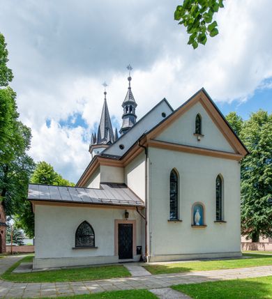 Zdjęcie nr 26: Kościół jest usytuowany w centrum wsi Biały Kościół, na północ od głównej drogi z Krakowa do Olkusza. Teren wokół niego jest otoczony wysokim, kamiennym murem, otynkowanym. Główne wejście znajduje się w murze od zachodu z bramką i dwiema furtkami, flankowanymi przez cztery masywne filary, zdobione ostrołukowymi blendami. Na szczycie filarów ustawione są rzeźby św. Mikołaja i św. Stanisława oraz dwa wazony płomieniste po bokach. Na południowy zachód od kościoła wybudowana jest w ogrodzeniu kaplica. Ponadto w murze są jeszcze trzy wnęki, przykryte daszkami, w których umieszczone są figury.

Kościół jest orientowany, murowany, otynkowany. Wnętrze świątyni tworzy niewielkie, prostokątne, jednoprzęsłowe prezbiterium zakończone prostą ścianą i nakryte pozornym sklepieniem krzyżowo-żebrowym. Nawa jest szersza, na planie prostokąta, nakryta drewnianym stropem z kasetonami, oddzielona od prezbiterium szeroką ostrołukową arkadą w ścianie tęczowej. Od południa do prezbiterium przylega założona na planie prostokąta zakrystia ze sklepieniem beczkowym (pozostawiona ze starego kościoła). Do tej części wzdłuż południowej ściany nawy przylegają kruchta oraz nowo wybudowana druga zakrystia. Na zachodniej ścianie nawy chór muzyczny, dostępny klatką schodową od strony nawy.

Nawę oświetlają umieszczone w południowych i północnych ścianach prostokątne, zamknięte ostrołukowo, rozglifione okna. Na ścianie północnej trzy, a na południowej dwa oraz jedno mniejsze, usytuowane pośrodku nawy nad kruchtą. W prezbiterium są dwa okna na ścianie wschodniej. Wszystkie otwory okienne w kościele wypełnione są witrażami. Do świątyni prowadzą trzy wejścia: główne od strony zachodniej, drugie przez zakrystię od strony wschodniej oraz trzecie przez kruchtę od południa. Wejście główne prowadzi poprzez dwuskrzydłowe drzwi z kruchty pod wieżą. Drzwi między kruchtą a nawą główną są dębowe, przeszklone; za nimi zamocowana jest metalowa krata. 

W zewnętrznej elewacji kościoła widoczny jest niewysoki, kamienny cokół, wykonany z regularnych ciosów kamienia. Prezbiterium niższe od nawy. We wschodniej ścianie, pomiędzy dwoma oknami znajduje się niewielka wnęka, zakończona łukiem półkolistym z figurą Matki Boskiej w polu; powyżej w trójkątnym szczycie umieszczone jest niewielkie, wąskie okienko zakończone łukiem ostrołukowym. Elewacje są bez podziałów architektonicznych. Do zachodniej fasady kościoła dostawiona jest założona na planie kwadratu trójkondygnacyjna wieża-dzwonnica. Poszczególne kondygnacje ustawione są na niskich cokołach i zamknięte profilowanymi gzymsami. W dolnej kondygnacji na osi kościoła, prostokątne wejście do kruchty zaakcentowane rozglifionym portalem w kształcie ostrołukowej arkady i dwustopniowymi schodami. W drugiej kondygnacji ostrołukowe okno zamknięte parą ostrołukowych blend, połączonych jednym parapetem, od góry zamknięte dekoracyjnym trójarkadkowym fryzem. Trzecia kondygnacja ośmioboczna, w każdej ze ścian naprzemiennie ostrołukowe okno lub blenda. Całość nakryta ośmiobocznym, smukłym dachem wieżowym, zakończonym krzyżem osadzonym na kuli; u dołu artykułowanym ośmioma, małymi wieżyczkami. Po bokach wieży, na ścianie zachodniej nawy dwie prostokątne blendy, zamknięte ostrołukowo. Prezbiterium i nawa przykryte stromymi dachami dwuspadowymi. Wieżyczka na sygnaturkę ośmioboczna z latarnią. 

