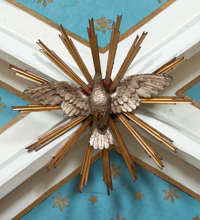 Zdjęcie nr 17: Kościół jest usytuowany w centrum wsi Biały Kościół, na północ od głównej drogi z Krakowa do Olkusza. Teren wokół niego jest otoczony wysokim, kamiennym murem, otynkowanym. Główne wejście znajduje się w murze od zachodu z bramką i dwiema furtkami, flankowanymi przez cztery masywne filary, zdobione ostrołukowymi blendami. Na szczycie filarów ustawione są rzeźby św. Mikołaja i św. Stanisława oraz dwa wazony płomieniste po bokach. Na południowy zachód od kościoła wybudowana jest w ogrodzeniu kaplica. Ponadto w murze są jeszcze trzy wnęki, przykryte daszkami, w których umieszczone są figury.

Kościół jest orientowany, murowany, otynkowany. Wnętrze świątyni tworzy niewielkie, prostokątne, jednoprzęsłowe prezbiterium zakończone prostą ścianą i nakryte pozornym sklepieniem krzyżowo-żebrowym. Nawa jest szersza, na planie prostokąta, nakryta drewnianym stropem z kasetonami, oddzielona od prezbiterium szeroką ostrołukową arkadą w ścianie tęczowej. Od południa do prezbiterium przylega założona na planie prostokąta zakrystia ze sklepieniem beczkowym (pozostawiona ze starego kościoła). Do tej części wzdłuż południowej ściany nawy przylegają kruchta oraz nowo wybudowana druga zakrystia. Na zachodniej ścianie nawy chór muzyczny, dostępny klatką schodową od strony nawy.

Nawę oświetlają umieszczone w południowych i północnych ścianach prostokątne, zamknięte ostrołukowo, rozglifione okna. Na ścianie północnej trzy, a na południowej dwa oraz jedno mniejsze, usytuowane pośrodku nawy nad kruchtą. W prezbiterium są dwa okna na ścianie wschodniej. Wszystkie otwory okienne w kościele wypełnione są witrażami. Do świątyni prowadzą trzy wejścia: główne od strony zachodniej, drugie przez zakrystię od strony wschodniej oraz trzecie przez kruchtę od południa. Wejście główne prowadzi poprzez dwuskrzydłowe drzwi z kruchty pod wieżą. Drzwi między kruchtą a nawą główną są dębowe, przeszklone; za nimi zamocowana jest metalowa krata. 

W zewnętrznej elewacji kościoła widoczny jest niewysoki, kamienny cokół, wykonany z regularnych ciosów kamienia. Prezbiterium niższe od nawy. We wschodniej ścianie, pomiędzy dwoma oknami znajduje się niewielka wnęka, zakończona łukiem półkolistym z figurą Matki Boskiej w polu; powyżej w trójkątnym szczycie umieszczone jest niewielkie, wąskie okienko zakończone łukiem ostrołukowym. Elewacje są bez podziałów architektonicznych. Do zachodniej fasady kościoła dostawiona jest założona na planie kwadratu trójkondygnacyjna wieża-dzwonnica. Poszczególne kondygnacje ustawione są na niskich cokołach i zamknięte profilowanymi gzymsami. W dolnej kondygnacji na osi kościoła, prostokątne wejście do kruchty zaakcentowane rozglifionym portalem w kształcie ostrołukowej arkady i dwustopniowymi schodami. W drugiej kondygnacji ostrołukowe okno zamknięte parą ostrołukowych blend, połączonych jednym parapetem, od góry zamknięte dekoracyjnym trójarkadkowym fryzem. Trzecia kondygnacja ośmioboczna, w każdej ze ścian naprzemiennie ostrołukowe okno lub blenda. Całość nakryta ośmiobocznym, smukłym dachem wieżowym, zakończonym krzyżem osadzonym na kuli; u dołu artykułowanym ośmioma, małymi wieżyczkami. Po bokach wieży, na ścianie zachodniej nawy dwie prostokątne blendy, zamknięte ostrołukowo. Prezbiterium i nawa przykryte stromymi dachami dwuspadowymi. Wieżyczka na sygnaturkę ośmioboczna z latarnią. 

