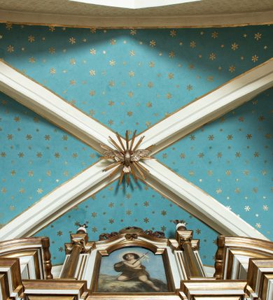 Zdjęcie nr 16: Kościół jest usytuowany w centrum wsi Biały Kościół, na północ od głównej drogi z Krakowa do Olkusza. Teren wokół niego jest otoczony wysokim, kamiennym murem, otynkowanym. Główne wejście znajduje się w murze od zachodu z bramką i dwiema furtkami, flankowanymi przez cztery masywne filary, zdobione ostrołukowymi blendami. Na szczycie filarów ustawione są rzeźby św. Mikołaja i św. Stanisława oraz dwa wazony płomieniste po bokach. Na południowy zachód od kościoła wybudowana jest w ogrodzeniu kaplica. Ponadto w murze są jeszcze trzy wnęki, przykryte daszkami, w których umieszczone są figury.

Kościół jest orientowany, murowany, otynkowany. Wnętrze świątyni tworzy niewielkie, prostokątne, jednoprzęsłowe prezbiterium zakończone prostą ścianą i nakryte pozornym sklepieniem krzyżowo-żebrowym. Nawa jest szersza, na planie prostokąta, nakryta drewnianym stropem z kasetonami, oddzielona od prezbiterium szeroką ostrołukową arkadą w ścianie tęczowej. Od południa do prezbiterium przylega założona na planie prostokąta zakrystia ze sklepieniem beczkowym (pozostawiona ze starego kościoła). Do tej części wzdłuż południowej ściany nawy przylegają kruchta oraz nowo wybudowana druga zakrystia. Na zachodniej ścianie nawy chór muzyczny, dostępny klatką schodową od strony nawy.

Nawę oświetlają umieszczone w południowych i północnych ścianach prostokątne, zamknięte ostrołukowo, rozglifione okna. Na ścianie północnej trzy, a na południowej dwa oraz jedno mniejsze, usytuowane pośrodku nawy nad kruchtą. W prezbiterium są dwa okna na ścianie wschodniej. Wszystkie otwory okienne w kościele wypełnione są witrażami. Do świątyni prowadzą trzy wejścia: główne od strony zachodniej, drugie przez zakrystię od strony wschodniej oraz trzecie przez kruchtę od południa. Wejście główne prowadzi poprzez dwuskrzydłowe drzwi z kruchty pod wieżą. Drzwi między kruchtą a nawą główną są dębowe, przeszklone; za nimi zamocowana jest metalowa krata. 

W zewnętrznej elewacji kościoła widoczny jest niewysoki, kamienny cokół, wykonany z regularnych ciosów kamienia. Prezbiterium niższe od nawy. We wschodniej ścianie, pomiędzy dwoma oknami znajduje się niewielka wnęka, zakończona łukiem półkolistym z figurą Matki Boskiej w polu; powyżej w trójkątnym szczycie umieszczone jest niewielkie, wąskie okienko zakończone łukiem ostrołukowym. Elewacje są bez podziałów architektonicznych. Do zachodniej fasady kościoła dostawiona jest założona na planie kwadratu trójkondygnacyjna wieża-dzwonnica. Poszczególne kondygnacje ustawione są na niskich cokołach i zamknięte profilowanymi gzymsami. W dolnej kondygnacji na osi kościoła, prostokątne wejście do kruchty zaakcentowane rozglifionym portalem w kształcie ostrołukowej arkady i dwustopniowymi schodami. W drugiej kondygnacji ostrołukowe okno zamknięte parą ostrołukowych blend, połączonych jednym parapetem, od góry zamknięte dekoracyjnym trójarkadkowym fryzem. Trzecia kondygnacja ośmioboczna, w każdej ze ścian naprzemiennie ostrołukowe okno lub blenda. Całość nakryta ośmiobocznym, smukłym dachem wieżowym, zakończonym krzyżem osadzonym na kuli; u dołu artykułowanym ośmioma, małymi wieżyczkami. Po bokach wieży, na ścianie zachodniej nawy dwie prostokątne blendy, zamknięte ostrołukowo. Prezbiterium i nawa przykryte stromymi dachami dwuspadowymi. Wieżyczka na sygnaturkę ośmioboczna z latarnią. 

