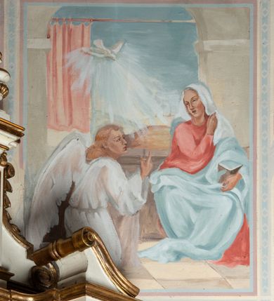 Zdjęcie nr 20: Kościół jest usytuowany w centrum wsi Biały Kościół, na północ od głównej drogi z Krakowa do Olkusza. Teren wokół niego jest otoczony wysokim, kamiennym murem, otynkowanym. Główne wejście znajduje się w murze od zachodu z bramką i dwiema furtkami, flankowanymi przez cztery masywne filary, zdobione ostrołukowymi blendami. Na szczycie filarów ustawione są rzeźby św. Mikołaja i św. Stanisława oraz dwa wazony płomieniste po bokach. Na południowy zachód od kościoła wybudowana jest w ogrodzeniu kaplica. Ponadto w murze są jeszcze trzy wnęki, przykryte daszkami, w których umieszczone są figury.

Kościół jest orientowany, murowany, otynkowany. Wnętrze świątyni tworzy niewielkie, prostokątne, jednoprzęsłowe prezbiterium zakończone prostą ścianą i nakryte pozornym sklepieniem krzyżowo-żebrowym. Nawa jest szersza, na planie prostokąta, nakryta drewnianym stropem z kasetonami, oddzielona od prezbiterium szeroką ostrołukową arkadą w ścianie tęczowej. Od południa do prezbiterium przylega założona na planie prostokąta zakrystia ze sklepieniem beczkowym (pozostawiona ze starego kościoła). Do tej części wzdłuż południowej ściany nawy przylegają kruchta oraz nowo wybudowana druga zakrystia. Na zachodniej ścianie nawy chór muzyczny, dostępny klatką schodową od strony nawy.

Nawę oświetlają umieszczone w południowych i północnych ścianach prostokątne, zamknięte ostrołukowo, rozglifione okna. Na ścianie północnej trzy, a na południowej dwa oraz jedno mniejsze, usytuowane pośrodku nawy nad kruchtą. W prezbiterium są dwa okna na ścianie wschodniej. Wszystkie otwory okienne w kościele wypełnione są witrażami. Do świątyni prowadzą trzy wejścia: główne od strony zachodniej, drugie przez zakrystię od strony wschodniej oraz trzecie przez kruchtę od południa. Wejście główne prowadzi poprzez dwuskrzydłowe drzwi z kruchty pod wieżą. Drzwi między kruchtą a nawą główną są dębowe, przeszklone; za nimi zamocowana jest metalowa krata. 

W zewnętrznej elewacji kościoła widoczny jest niewysoki, kamienny cokół, wykonany z regularnych ciosów kamienia. Prezbiterium niższe od nawy. We wschodniej ścianie, pomiędzy dwoma oknami znajduje się niewielka wnęka, zakończona łukiem półkolistym z figurą Matki Boskiej w polu; powyżej w trójkątnym szczycie umieszczone jest niewielkie, wąskie okienko zakończone łukiem ostrołukowym. Elewacje są bez podziałów architektonicznych. Do zachodniej fasady kościoła dostawiona jest założona na planie kwadratu trójkondygnacyjna wieża-dzwonnica. Poszczególne kondygnacje ustawione są na niskich cokołach i zamknięte profilowanymi gzymsami. W dolnej kondygnacji na osi kościoła, prostokątne wejście do kruchty zaakcentowane rozglifionym portalem w kształcie ostrołukowej arkady i dwustopniowymi schodami. W drugiej kondygnacji ostrołukowe okno zamknięte parą ostrołukowych blend, połączonych jednym parapetem, od góry zamknięte dekoracyjnym trójarkadkowym fryzem. Trzecia kondygnacja ośmioboczna, w każdej ze ścian naprzemiennie ostrołukowe okno lub blenda. Całość nakryta ośmiobocznym, smukłym dachem wieżowym, zakończonym krzyżem osadzonym na kuli; u dołu artykułowanym ośmioma, małymi wieżyczkami. Po bokach wieży, na ścianie zachodniej nawy dwie prostokątne blendy, zamknięte ostrołukowo. Prezbiterium i nawa przykryte stromymi dachami dwuspadowymi. Wieżyczka na sygnaturkę ośmioboczna z latarnią. 

