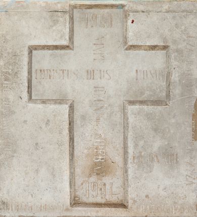 Zdjęcie nr 25: Kościół jest usytuowany w centrum wsi Biały Kościół, na północ od głównej drogi z Krakowa do Olkusza. Teren wokół niego jest otoczony wysokim, kamiennym murem, otynkowanym. Główne wejście znajduje się w murze od zachodu z bramką i dwiema furtkami, flankowanymi przez cztery masywne filary, zdobione ostrołukowymi blendami. Na szczycie filarów ustawione są rzeźby św. Mikołaja i św. Stanisława oraz dwa wazony płomieniste po bokach. Na południowy zachód od kościoła wybudowana jest w ogrodzeniu kaplica. Ponadto w murze są jeszcze trzy wnęki, przykryte daszkami, w których umieszczone są figury.

Kościół jest orientowany, murowany, otynkowany. Wnętrze świątyni tworzy niewielkie, prostokątne, jednoprzęsłowe prezbiterium zakończone prostą ścianą i nakryte pozornym sklepieniem krzyżowo-żebrowym. Nawa jest szersza, na planie prostokąta, nakryta drewnianym stropem z kasetonami, oddzielona od prezbiterium szeroką ostrołukową arkadą w ścianie tęczowej. Od południa do prezbiterium przylega założona na planie prostokąta zakrystia ze sklepieniem beczkowym (pozostawiona ze starego kościoła). Do tej części wzdłuż południowej ściany nawy przylegają kruchta oraz nowo wybudowana druga zakrystia. Na zachodniej ścianie nawy chór muzyczny, dostępny klatką schodową od strony nawy.

Nawę oświetlają umieszczone w południowych i północnych ścianach prostokątne, zamknięte ostrołukowo, rozglifione okna. Na ścianie północnej trzy, a na południowej dwa oraz jedno mniejsze, usytuowane pośrodku nawy nad kruchtą. W prezbiterium są dwa okna na ścianie wschodniej. Wszystkie otwory okienne w kościele wypełnione są witrażami. Do świątyni prowadzą trzy wejścia: główne od strony zachodniej, drugie przez zakrystię od strony wschodniej oraz trzecie przez kruchtę od południa. Wejście główne prowadzi poprzez dwuskrzydłowe drzwi z kruchty pod wieżą. Drzwi między kruchtą a nawą główną są dębowe, przeszklone; za nimi zamocowana jest metalowa krata. 

W zewnętrznej elewacji kościoła widoczny jest niewysoki, kamienny cokół, wykonany z regularnych ciosów kamienia. Prezbiterium niższe od nawy. We wschodniej ścianie, pomiędzy dwoma oknami znajduje się niewielka wnęka, zakończona łukiem półkolistym z figurą Matki Boskiej w polu; powyżej w trójkątnym szczycie umieszczone jest niewielkie, wąskie okienko zakończone łukiem ostrołukowym. Elewacje są bez podziałów architektonicznych. Do zachodniej fasady kościoła dostawiona jest założona na planie kwadratu trójkondygnacyjna wieża-dzwonnica. Poszczególne kondygnacje ustawione są na niskich cokołach i zamknięte profilowanymi gzymsami. W dolnej kondygnacji na osi kościoła, prostokątne wejście do kruchty zaakcentowane rozglifionym portalem w kształcie ostrołukowej arkady i dwustopniowymi schodami. W drugiej kondygnacji ostrołukowe okno zamknięte parą ostrołukowych blend, połączonych jednym parapetem, od góry zamknięte dekoracyjnym trójarkadkowym fryzem. Trzecia kondygnacja ośmioboczna, w każdej ze ścian naprzemiennie ostrołukowe okno lub blenda. Całość nakryta ośmiobocznym, smukłym dachem wieżowym, zakończonym krzyżem osadzonym na kuli; u dołu artykułowanym ośmioma, małymi wieżyczkami. Po bokach wieży, na ścianie zachodniej nawy dwie prostokątne blendy, zamknięte ostrołukowo. Prezbiterium i nawa przykryte stromymi dachami dwuspadowymi. Wieżyczka na sygnaturkę ośmioboczna z latarnią. 

