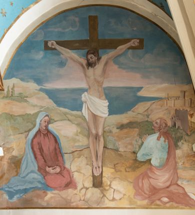 Zdjęcie nr 21: Kościół jest usytuowany w centrum wsi Biały Kościół, na północ od głównej drogi z Krakowa do Olkusza. Teren wokół niego jest otoczony wysokim, kamiennym murem, otynkowanym. Główne wejście znajduje się w murze od zachodu z bramką i dwiema furtkami, flankowanymi przez cztery masywne filary, zdobione ostrołukowymi blendami. Na szczycie filarów ustawione są rzeźby św. Mikołaja i św. Stanisława oraz dwa wazony płomieniste po bokach. Na południowy zachód od kościoła wybudowana jest w ogrodzeniu kaplica. Ponadto w murze są jeszcze trzy wnęki, przykryte daszkami, w których umieszczone są figury.

Kościół jest orientowany, murowany, otynkowany. Wnętrze świątyni tworzy niewielkie, prostokątne, jednoprzęsłowe prezbiterium zakończone prostą ścianą i nakryte pozornym sklepieniem krzyżowo-żebrowym. Nawa jest szersza, na planie prostokąta, nakryta drewnianym stropem z kasetonami, oddzielona od prezbiterium szeroką ostrołukową arkadą w ścianie tęczowej. Od południa do prezbiterium przylega założona na planie prostokąta zakrystia ze sklepieniem beczkowym (pozostawiona ze starego kościoła). Do tej części wzdłuż południowej ściany nawy przylegają kruchta oraz nowo wybudowana druga zakrystia. Na zachodniej ścianie nawy chór muzyczny, dostępny klatką schodową od strony nawy.

Nawę oświetlają umieszczone w południowych i północnych ścianach prostokątne, zamknięte ostrołukowo, rozglifione okna. Na ścianie północnej trzy, a na południowej dwa oraz jedno mniejsze, usytuowane pośrodku nawy nad kruchtą. W prezbiterium są dwa okna na ścianie wschodniej. Wszystkie otwory okienne w kościele wypełnione są witrażami. Do świątyni prowadzą trzy wejścia: główne od strony zachodniej, drugie przez zakrystię od strony wschodniej oraz trzecie przez kruchtę od południa. Wejście główne prowadzi poprzez dwuskrzydłowe drzwi z kruchty pod wieżą. Drzwi między kruchtą a nawą główną są dębowe, przeszklone; za nimi zamocowana jest metalowa krata. 

W zewnętrznej elewacji kościoła widoczny jest niewysoki, kamienny cokół, wykonany z regularnych ciosów kamienia. Prezbiterium niższe od nawy. We wschodniej ścianie, pomiędzy dwoma oknami znajduje się niewielka wnęka, zakończona łukiem półkolistym z figurą Matki Boskiej w polu; powyżej w trójkątnym szczycie umieszczone jest niewielkie, wąskie okienko zakończone łukiem ostrołukowym. Elewacje są bez podziałów architektonicznych. Do zachodniej fasady kościoła dostawiona jest założona na planie kwadratu trójkondygnacyjna wieża-dzwonnica. Poszczególne kondygnacje ustawione są na niskich cokołach i zamknięte profilowanymi gzymsami. W dolnej kondygnacji na osi kościoła, prostokątne wejście do kruchty zaakcentowane rozglifionym portalem w kształcie ostrołukowej arkady i dwustopniowymi schodami. W drugiej kondygnacji ostrołukowe okno zamknięte parą ostrołukowych blend, połączonych jednym parapetem, od góry zamknięte dekoracyjnym trójarkadkowym fryzem. Trzecia kondygnacja ośmioboczna, w każdej ze ścian naprzemiennie ostrołukowe okno lub blenda. Całość nakryta ośmiobocznym, smukłym dachem wieżowym, zakończonym krzyżem osadzonym na kuli; u dołu artykułowanym ośmioma, małymi wieżyczkami. Po bokach wieży, na ścianie zachodniej nawy dwie prostokątne blendy, zamknięte ostrołukowo. Prezbiterium i nawa przykryte stromymi dachami dwuspadowymi. Wieżyczka na sygnaturkę ośmioboczna z latarnią. 

