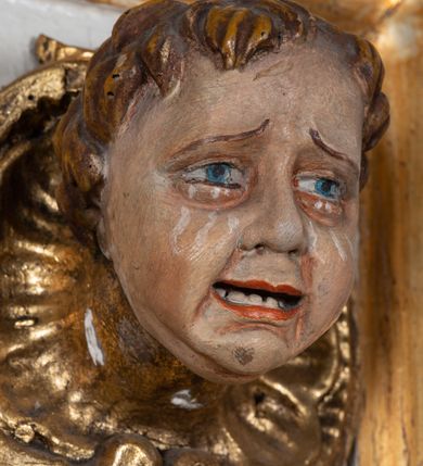 Zdjęcie nr 13: Nastawa ołtarzowa architektoniczna, jednoosiowa, jednokondygnacyjna ze zwieńczeniem, ustawiona na trójstrefowym cokole, dolnym murowanym. Mensa ołtarzowa kamienna, wsparta na dwóch konsolach, o profilowanym brzegu z inskrypcją „S(ANC)TI MART(YRES) STANISLAE EP(ISCOPE) CRACOVIAEN(SI) ET THOMA EP(ISCOPE) CANTUARIEN(SI) ORATE PRO NOBIS”. Tabernakulum w formie  drewnianej, prostopadłościennej skrzynki, ustawione na niskim cokole, zamknięte niewielkim gzymsem. Drzwiczki dwuskrzydłowe z aplikowanymi literami alfa i omega. Cokół nastawy zdobiony w dolnej partii parą konsolek z liśćmi akantu, powyżej prostokątne płyciny z rzeźbionymi główkami aniołków. Pośrodku cokół dekorowany prostokątną płyciną zamkniętą łukiem dwuramiennym z uskokiem. W polu płaskorzeźbiona dekoracja złożona z korony cierniowej na tle promienistej glorii oraz stylizowanych wici roślinnych akantu oraz rocaille’u.

Kondygnacja ujęta zwielokrotnionymi parami pilastrów o kanelowanych trzonach i stylizowanych kapitelach kompozytowych. Podpory wspierają pełne belkowanie wyłamane na ich osi oraz przerwany, półkolisty przyczółek na osi zewnętrznej. W polu środkowym płytka nisza w formie stojącego prostokąta zamknięta łukiem odcinkowym nadwieszonym, ujęta profilowaną ramą, wewnątrz obraz z przedstawieniem św. Antoniego Padewskiego. Zwieńczenie ustawione na niewielkim cokole, w formie stojącego prostokąta flankowanego parą kanelowanych pilastrów, wspierających profilowany gzyms i ustawione po bokach wazony. Całość zakończona ornamentalnym szczytem ze stylizowaną muszlą palmetową. W polu płaskorzeźbiona gołębica Ducha Świętego na tle promienistej glorii. Poniżej w partii fryzu rzeźba Boga Ojca. Po bokach zwieńczenia spływy wolutowe ozdobione kampanulami. Struktura polichromowana w kolorze białym, kolumny, profile i ornamentyka złocone, detale srebrzone.
