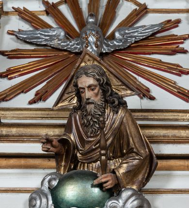 Zdjęcie nr 7: Nastawa ołtarzowa architektoniczna, jednoosiowa, jednokondygnacyjna ze zwieńczeniem, ustawiona na trójstrefowym cokole, dolnym murowanym. Mensa ołtarzowa kamienna, wsparta na dwóch konsolach, o profilowanym brzegu z inskrypcją „S(ANC)TI MART(YRES) STANISLAE EP(ISCOPE) CRACOVIAEN(SI) ET THOMA EP(ISCOPE) CANTUARIEN(SI) ORATE PRO NOBIS”. Tabernakulum w formie  drewnianej, prostopadłościennej skrzynki, ustawione na niskim cokole, zamknięte niewielkim gzymsem. Drzwiczki dwuskrzydłowe z aplikowanymi literami alfa i omega. Cokół nastawy zdobiony w dolnej partii parą konsolek z liśćmi akantu, powyżej prostokątne płyciny z rzeźbionymi główkami aniołków. Pośrodku cokół dekorowany prostokątną płyciną zamkniętą łukiem dwuramiennym z uskokiem. W polu płaskorzeźbiona dekoracja złożona z korony cierniowej na tle promienistej glorii oraz stylizowanych wici roślinnych akantu oraz rocaille’u.

Kondygnacja ujęta zwielokrotnionymi parami pilastrów o kanelowanych trzonach i stylizowanych kapitelach kompozytowych. Podpory wspierają pełne belkowanie wyłamane na ich osi oraz przerwany, półkolisty przyczółek na osi zewnętrznej. W polu środkowym płytka nisza w formie stojącego prostokąta zamknięta łukiem odcinkowym nadwieszonym, ujęta profilowaną ramą, wewnątrz obraz z przedstawieniem św. Antoniego Padewskiego. Zwieńczenie ustawione na niewielkim cokole, w formie stojącego prostokąta flankowanego parą kanelowanych pilastrów, wspierających profilowany gzyms i ustawione po bokach wazony. Całość zakończona ornamentalnym szczytem ze stylizowaną muszlą palmetową. W polu płaskorzeźbiona gołębica Ducha Świętego na tle promienistej glorii. Poniżej w partii fryzu rzeźba Boga Ojca. Po bokach zwieńczenia spływy wolutowe ozdobione kampanulami. Struktura polichromowana w kolorze białym, kolumny, profile i ornamentyka złocone, detale srebrzone.
