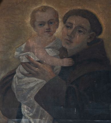 Zdjęcie nr 5: Nastawa ołtarzowa architektoniczna, jednoosiowa, jednokondygnacyjna ze zwieńczeniem, ustawiona na trójstrefowym cokole, dolnym murowanym. Mensa ołtarzowa kamienna, wsparta na dwóch konsolach, o profilowanym brzegu z inskrypcją „S(ANC)TI MART(YRES) STANISLAE EP(ISCOPE) CRACOVIAEN(SI) ET THOMA EP(ISCOPE) CANTUARIEN(SI) ORATE PRO NOBIS”. Tabernakulum w formie  drewnianej, prostopadłościennej skrzynki, ustawione na niskim cokole, zamknięte niewielkim gzymsem. Drzwiczki dwuskrzydłowe z aplikowanymi literami alfa i omega. Cokół nastawy zdobiony w dolnej partii parą konsolek z liśćmi akantu, powyżej prostokątne płyciny z rzeźbionymi główkami aniołków. Pośrodku cokół dekorowany prostokątną płyciną zamkniętą łukiem dwuramiennym z uskokiem. W polu płaskorzeźbiona dekoracja złożona z korony cierniowej na tle promienistej glorii oraz stylizowanych wici roślinnych akantu oraz rocaille’u.

Kondygnacja ujęta zwielokrotnionymi parami pilastrów o kanelowanych trzonach i stylizowanych kapitelach kompozytowych. Podpory wspierają pełne belkowanie wyłamane na ich osi oraz przerwany, półkolisty przyczółek na osi zewnętrznej. W polu środkowym płytka nisza w formie stojącego prostokąta zamknięta łukiem odcinkowym nadwieszonym, ujęta profilowaną ramą, wewnątrz obraz z przedstawieniem św. Antoniego Padewskiego. Zwieńczenie ustawione na niewielkim cokole, w formie stojącego prostokąta flankowanego parą kanelowanych pilastrów, wspierających profilowany gzyms i ustawione po bokach wazony. Całość zakończona ornamentalnym szczytem ze stylizowaną muszlą palmetową. W polu płaskorzeźbiona gołębica Ducha Świętego na tle promienistej glorii. Poniżej w partii fryzu rzeźba Boga Ojca. Po bokach zwieńczenia spływy wolutowe ozdobione kampanulami. Struktura polichromowana w kolorze białym, kolumny, profile i ornamentyka złocone, detale srebrzone.
