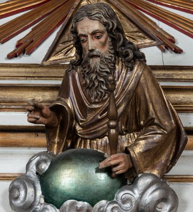 Zdjęcie nr 8: Nastawa ołtarzowa architektoniczna, jednoosiowa, jednokondygnacyjna ze zwieńczeniem, ustawiona na trójstrefowym cokole, dolnym murowanym. Mensa ołtarzowa kamienna, wsparta na dwóch konsolach, o profilowanym brzegu z inskrypcją „S(ANC)TI MART(YRES) STANISLAE EP(ISCOPE) CRACOVIAEN(SI) ET THOMA EP(ISCOPE) CANTUARIEN(SI) ORATE PRO NOBIS”. Tabernakulum w formie  drewnianej, prostopadłościennej skrzynki, ustawione na niskim cokole, zamknięte niewielkim gzymsem. Drzwiczki dwuskrzydłowe z aplikowanymi literami alfa i omega. Cokół nastawy zdobiony w dolnej partii parą konsolek z liśćmi akantu, powyżej prostokątne płyciny z rzeźbionymi główkami aniołków. Pośrodku cokół dekorowany prostokątną płyciną zamkniętą łukiem dwuramiennym z uskokiem. W polu płaskorzeźbiona dekoracja złożona z korony cierniowej na tle promienistej glorii oraz stylizowanych wici roślinnych akantu oraz rocaille’u.

Kondygnacja ujęta zwielokrotnionymi parami pilastrów o kanelowanych trzonach i stylizowanych kapitelach kompozytowych. Podpory wspierają pełne belkowanie wyłamane na ich osi oraz przerwany, półkolisty przyczółek na osi zewnętrznej. W polu środkowym płytka nisza w formie stojącego prostokąta zamknięta łukiem odcinkowym nadwieszonym, ujęta profilowaną ramą, wewnątrz obraz z przedstawieniem św. Antoniego Padewskiego. Zwieńczenie ustawione na niewielkim cokole, w formie stojącego prostokąta flankowanego parą kanelowanych pilastrów, wspierających profilowany gzyms i ustawione po bokach wazony. Całość zakończona ornamentalnym szczytem ze stylizowaną muszlą palmetową. W polu płaskorzeźbiona gołębica Ducha Świętego na tle promienistej glorii. Poniżej w partii fryzu rzeźba Boga Ojca. Po bokach zwieńczenia spływy wolutowe ozdobione kampanulami. Struktura polichromowana w kolorze białym, kolumny, profile i ornamentyka złocone, detale srebrzone.
