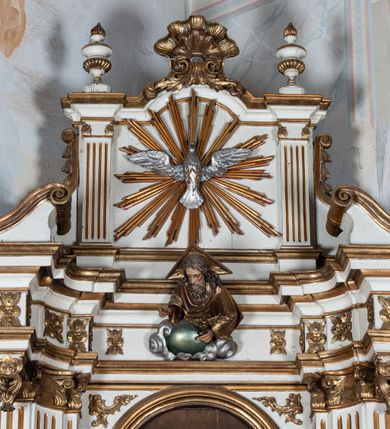 Zdjęcie nr 2: Nastawa ołtarzowa architektoniczna, jednoosiowa, jednokondygnacyjna ze zwieńczeniem, ustawiona na trójstrefowym cokole, dolnym murowanym. Mensa ołtarzowa kamienna, wsparta na dwóch konsolach, o profilowanym brzegu z inskrypcją „S(ANC)TI MART(YRES) STANISLAE EP(ISCOPE) CRACOVIAEN(SI) ET THOMA EP(ISCOPE) CANTUARIEN(SI) ORATE PRO NOBIS”. Tabernakulum w formie  drewnianej, prostopadłościennej skrzynki, ustawione na niskim cokole, zamknięte niewielkim gzymsem. Drzwiczki dwuskrzydłowe z aplikowanymi literami alfa i omega. Cokół nastawy zdobiony w dolnej partii parą konsolek z liśćmi akantu, powyżej prostokątne płyciny z rzeźbionymi główkami aniołków. Pośrodku cokół dekorowany prostokątną płyciną zamkniętą łukiem dwuramiennym z uskokiem. W polu płaskorzeźbiona dekoracja złożona z korony cierniowej na tle promienistej glorii oraz stylizowanych wici roślinnych akantu oraz rocaille’u.

Kondygnacja ujęta zwielokrotnionymi parami pilastrów o kanelowanych trzonach i stylizowanych kapitelach kompozytowych. Podpory wspierają pełne belkowanie wyłamane na ich osi oraz przerwany, półkolisty przyczółek na osi zewnętrznej. W polu środkowym płytka nisza w formie stojącego prostokąta zamknięta łukiem odcinkowym nadwieszonym, ujęta profilowaną ramą, wewnątrz obraz z przedstawieniem św. Antoniego Padewskiego. Zwieńczenie ustawione na niewielkim cokole, w formie stojącego prostokąta flankowanego parą kanelowanych pilastrów, wspierających profilowany gzyms i ustawione po bokach wazony. Całość zakończona ornamentalnym szczytem ze stylizowaną muszlą palmetową. W polu płaskorzeźbiona gołębica Ducha Świętego na tle promienistej glorii. Poniżej w partii fryzu rzeźba Boga Ojca. Po bokach zwieńczenia spływy wolutowe ozdobione kampanulami. Struktura polichromowana w kolorze białym, kolumny, profile i ornamentyka złocone, detale srebrzone.
