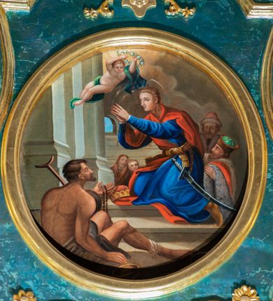 Zdjęcie nr 3: Ołtarz drewniany, architektoniczny, z wydzieloną częścią cokołową, jednoosiowy, jednokondygnacyjny, ze zwieńczeniem. Mensa drewniana z portatylem, tumbowa. Antependium zdobione złoconym obramieniem w polu którego rzeźbiony krzyżyk grecki  ujęty rombem. Na mensie tabernakulum w formie prostopadłościennej skrzynki na niskim cokole, o wypukłej ściance frontowej, ujęte dwoma ustawionymi ukośnie pilastrami, zwieńczone profilowanym gzymsem. Trzony pilastrów zdobione karbowaną wstęgą z podwieszonymi kampanulami. Na ściance frontowej drzwiczki w kształcie stojącego prostokąta zamknięte łukiem nadwieszonym, ujęte profilowaną ramą. W polu płaskorzeźbiony kielich z hostią wśród promieni nierównej długości. W przyłuczach ścianki frontowej dekoracja złożona z gałązek i kiści winogron, pośrodku uskrzydlona główka anielska.
Nastawa ujęta dwiema parami pilastrów i jedną parą stojących przed nimi kolumn podtrzymujących przerwane nad polem środkowym belkowanie, gzyms i przerywany przyczółek; na belkowaniu para puttów i wazonów. W polu środkowym obraz z przedstawieniem stygmatyzacji św. Franciszka ujęty w profilowanej ramie. Zwieńczenie w formie aedikuli, ujętej spływami wolutowymi, zamkniętej profilowanym gzymsem w kształcie łuku odcinkowego nadwieszonego. Gzyms od dołu zdobiony kimationem. Na szczycie ustawiona promienista gloria z literami IHS z krzyżykiem pośrodku litery H, po bokach dwa wazoniki. W polu zwieńczenia, w owalnej ramie obraz z przedstawieniem św. Kazimierza. Pilastry zdobione kanelowaniem, kolumny o gładkich trzonach; kapitele podpór kompozytowe. Fryz zdobiony, nad zewnętrzną parą pilastrów sześciopłatkowymi kwiatami, a nad kolumnami niewielkimi główkami aniołków ze złożonymi skrzydłami, na obłoku. Nad polem środkowym feston utworzony z ciągu kampanul z siedmiopłatkowym kwiatkiem pośrodku. Putta ukazane frontalnie, w pozycji siedzącej. Aniołek po lewej stronie z rękoma uniesionymi do góry, aniołek po prawej z prawą ręką ułożoną wzdłuż ciała, z lewą skierowaną w lewo; w pasie przewiązane złoconą chustą. Struktura marmoryzowana w kolorze błękitnym, pokryta laserunkiem, ornamentyka i detale złocone i srebrzone.