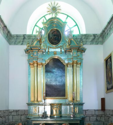 Zdjęcie nr 1: Ołtarz drewniany, architektoniczny, z wydzieloną częścią cokołową, jednoosiowy, jednokondygnacyjny, ze zwieńczeniem. Mensa drewniana z portatylem, tumbowa. Antependium zdobione złoconym obramieniem w polu którego rzeźbiony krzyżyk grecki  ujęty rombem. Na mensie tabernakulum w formie prostopadłościennej skrzynki na niskim cokole, o wypukłej ściance frontowej, ujęte dwoma ustawionymi ukośnie pilastrami, zwieńczone profilowanym gzymsem. Trzony pilastrów zdobione karbowaną wstęgą z podwieszonymi kampanulami. Na ściance frontowej drzwiczki w kształcie stojącego prostokąta zamknięte łukiem nadwieszonym, ujęte profilowaną ramą. W polu płaskorzeźbiony kielich z hostią wśród promieni nierównej długości. W przyłuczach ścianki frontowej dekoracja złożona z gałązek i kiści winogron, pośrodku uskrzydlona główka anielska.
Nastawa ujęta dwiema parami pilastrów i jedną parą stojących przed nimi kolumn podtrzymujących przerwane nad polem środkowym belkowanie, gzyms i przerywany przyczółek; na belkowaniu para puttów i wazonów. W polu środkowym obraz z przedstawieniem stygmatyzacji św. Franciszka ujęty w profilowanej ramie. Zwieńczenie w formie aedikuli, ujętej spływami wolutowymi, zamkniętej profilowanym gzymsem w kształcie łuku odcinkowego nadwieszonego. Gzyms od dołu zdobiony kimationem. Na szczycie ustawiona promienista gloria z literami IHS z krzyżykiem pośrodku litery H, po bokach dwa wazoniki. W polu zwieńczenia, w owalnej ramie obraz z przedstawieniem św. Kazimierza. Pilastry zdobione kanelowaniem, kolumny o gładkich trzonach; kapitele podpór kompozytowe. Fryz zdobiony, nad zewnętrzną parą pilastrów sześciopłatkowymi kwiatami, a nad kolumnami niewielkimi główkami aniołków ze złożonymi skrzydłami, na obłoku. Nad polem środkowym feston utworzony z ciągu kampanul z siedmiopłatkowym kwiatkiem pośrodku. Putta ukazane frontalnie, w pozycji siedzącej. Aniołek po lewej stronie z rękoma uniesionymi do góry, aniołek po prawej z prawą ręką ułożoną wzdłuż ciała, z lewą skierowaną w lewo; w pasie przewiązane złoconą chustą. Struktura marmoryzowana w kolorze błękitnym, pokryta laserunkiem, ornamentyka i detale złocone i srebrzone.