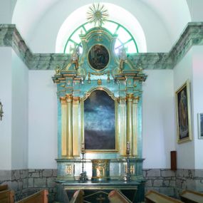 Zdjęcie nr 1: Ołtarz drewniany, architektoniczny, z wydzieloną częścią cokołową, jednoosiowy, jednokondygnacyjny, ze zwieńczeniem. Mensa drewniana z portatylem, tumbowa. Antependium zdobione złoconym obramieniem w polu którego rzeźbiony krzyżyk grecki  ujęty rombem. Na mensie tabernakulum w formie prostopadłościennej skrzynki na niskim cokole, o wypukłej ściance frontowej, ujęte dwoma ustawionymi ukośnie pilastrami, zwieńczone profilowanym gzymsem. Trzony pilastrów zdobione karbowaną wstęgą z podwieszonymi kampanulami. Na ściance frontowej drzwiczki w kształcie stojącego prostokąta zamknięte łukiem nadwieszonym, ujęte profilowaną ramą. W polu płaskorzeźbiony kielich z hostią wśród promieni nierównej długości. W przyłuczach ścianki frontowej dekoracja złożona z gałązek i kiści winogron, pośrodku uskrzydlona główka anielska.
Nastawa ujęta dwiema parami pilastrów i jedną parą stojących przed nimi kolumn podtrzymujących przerwane nad polem środkowym belkowanie, gzyms i przerywany przyczółek; na belkowaniu para puttów i wazonów. W polu środkowym obraz z przedstawieniem stygmatyzacji św. Franciszka ujęty w profilowanej ramie. Zwieńczenie w formie aedikuli, ujętej spływami wolutowymi, zamkniętej profilowanym gzymsem w kształcie łuku odcinkowego nadwieszonego. Gzyms od dołu zdobiony kimationem. Na szczycie ustawiona promienista gloria z literami IHS z krzyżykiem pośrodku litery H, po bokach dwa wazoniki. W polu zwieńczenia, w owalnej ramie obraz z przedstawieniem św. Kazimierza. Pilastry zdobione kanelowaniem, kolumny o gładkich trzonach; kapitele podpór kompozytowe. Fryz zdobiony, nad zewnętrzną parą pilastrów sześciopłatkowymi kwiatami, a nad kolumnami niewielkimi główkami aniołków ze złożonymi skrzydłami, na obłoku. Nad polem środkowym feston utworzony z ciągu kampanul z siedmiopłatkowym kwiatkiem pośrodku. Putta ukazane frontalnie, w pozycji siedzącej. Aniołek po lewej stronie z rękoma uniesionymi do góry, aniołek po prawej z prawą ręką ułożoną wzdłuż ciała, z lewą skierowaną w lewo; w pasie przewiązane złoconą chustą. Struktura marmoryzowana w kolorze błękitnym, pokryta laserunkiem, ornamentyka i detale złocone i srebrzone.