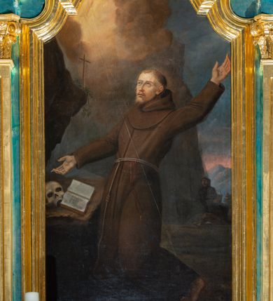 Zdjęcie nr 2: Ołtarz drewniany, architektoniczny, z wydzieloną częścią cokołową, jednoosiowy, jednokondygnacyjny, ze zwieńczeniem. Mensa drewniana z portatylem, tumbowa. Antependium zdobione złoconym obramieniem w polu którego rzeźbiony krzyżyk grecki  ujęty rombem. Na mensie tabernakulum w formie prostopadłościennej skrzynki na niskim cokole, o wypukłej ściance frontowej, ujęte dwoma ustawionymi ukośnie pilastrami, zwieńczone profilowanym gzymsem. Trzony pilastrów zdobione karbowaną wstęgą z podwieszonymi kampanulami. Na ściance frontowej drzwiczki w kształcie stojącego prostokąta zamknięte łukiem nadwieszonym, ujęte profilowaną ramą. W polu płaskorzeźbiony kielich z hostią wśród promieni nierównej długości. W przyłuczach ścianki frontowej dekoracja złożona z gałązek i kiści winogron, pośrodku uskrzydlona główka anielska.
Nastawa ujęta dwiema parami pilastrów i jedną parą stojących przed nimi kolumn podtrzymujących przerwane nad polem środkowym belkowanie, gzyms i przerywany przyczółek; na belkowaniu para puttów i wazonów. W polu środkowym obraz z przedstawieniem stygmatyzacji św. Franciszka ujęty w profilowanej ramie. Zwieńczenie w formie aedikuli, ujętej spływami wolutowymi, zamkniętej profilowanym gzymsem w kształcie łuku odcinkowego nadwieszonego. Gzyms od dołu zdobiony kimationem. Na szczycie ustawiona promienista gloria z literami IHS z krzyżykiem pośrodku litery H, po bokach dwa wazoniki. W polu zwieńczenia, w owalnej ramie obraz z przedstawieniem św. Kazimierza. Pilastry zdobione kanelowaniem, kolumny o gładkich trzonach; kapitele podpór kompozytowe. Fryz zdobiony, nad zewnętrzną parą pilastrów sześciopłatkowymi kwiatami, a nad kolumnami niewielkimi główkami aniołków ze złożonymi skrzydłami, na obłoku. Nad polem środkowym feston utworzony z ciągu kampanul z siedmiopłatkowym kwiatkiem pośrodku. Putta ukazane frontalnie, w pozycji siedzącej. Aniołek po lewej stronie z rękoma uniesionymi do góry, aniołek po prawej z prawą ręką ułożoną wzdłuż ciała, z lewą skierowaną w lewo; w pasie przewiązane złoconą chustą. Struktura marmoryzowana w kolorze błękitnym, pokryta laserunkiem, ornamentyka i detale złocone i srebrzone.