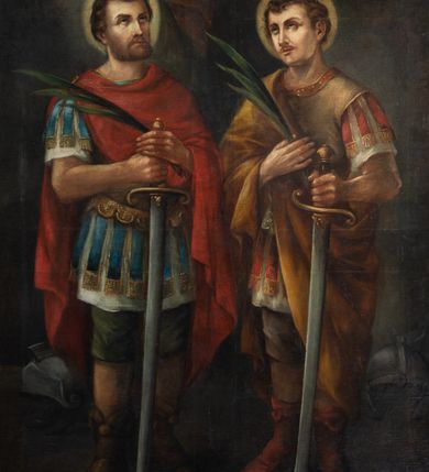 Zdjęcie nr 2: Obraz w kształcie stojącego prostokąta. W centrum kompozycji święci Kryspin i Kryspinian ukazani en pied, lekko zwróceni ku środkowi. Święty po lewej stronie obrazu ubrany w zielone spodnie, zbroję rzymską oraz czerwony płaszcz spięty na prawym ramieniu złotą klamrą, buty z wysoką cholewą, w dłoniach dzierży miecz zwrócony ostrzem do ziemi oraz palmę męczeństwa. Święty po prawej stronie ubrany w jasnobrązowe spodnie, zbroję rzymską oraz żółty płaszcz przerzucony przez prawe ramię, w lewej dłoni miecz, w prawej palma męczeństwa. Obok stóp świętych hełmy. Twarze szerokie, z długimi i wąskimi nosami, wzrok skierowany ku górze, włosy krótkie i ciemnobrązowe. Wokół głów złote, koliste nimby. Nad głowami świętych unoszące się dwa anioły. Anioł po lewej stronie lewą ręką trzymający nad głowami świętych wieniec z liści wawrzynu. Ubrany w białą zwiewną szatę spodnią i nałożoną na nią jasnobrązową wierzchnią, odsłaniającą prawe ramię. Obok niego mniejszy aniołek z głową zwrócony w stronę świętych. W tle ciemnoszare chmury. Kolorystyka ciemna, przytłumiona. Rama złocona, profilowana.